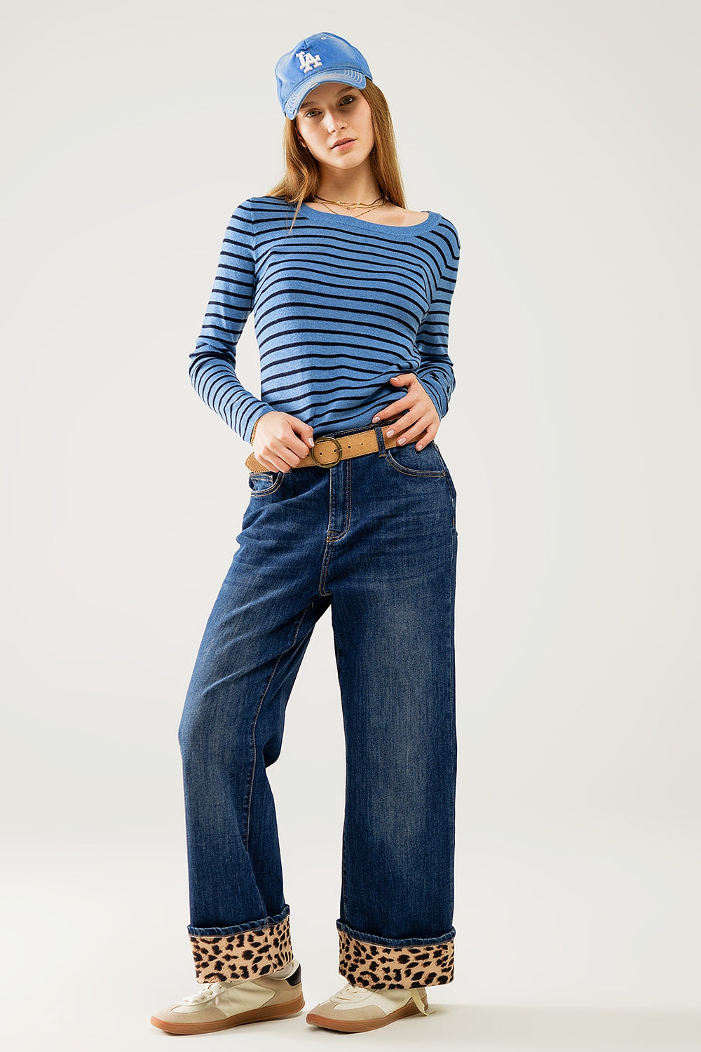 Maglione a maglia fine a righe blu con scollo a barca