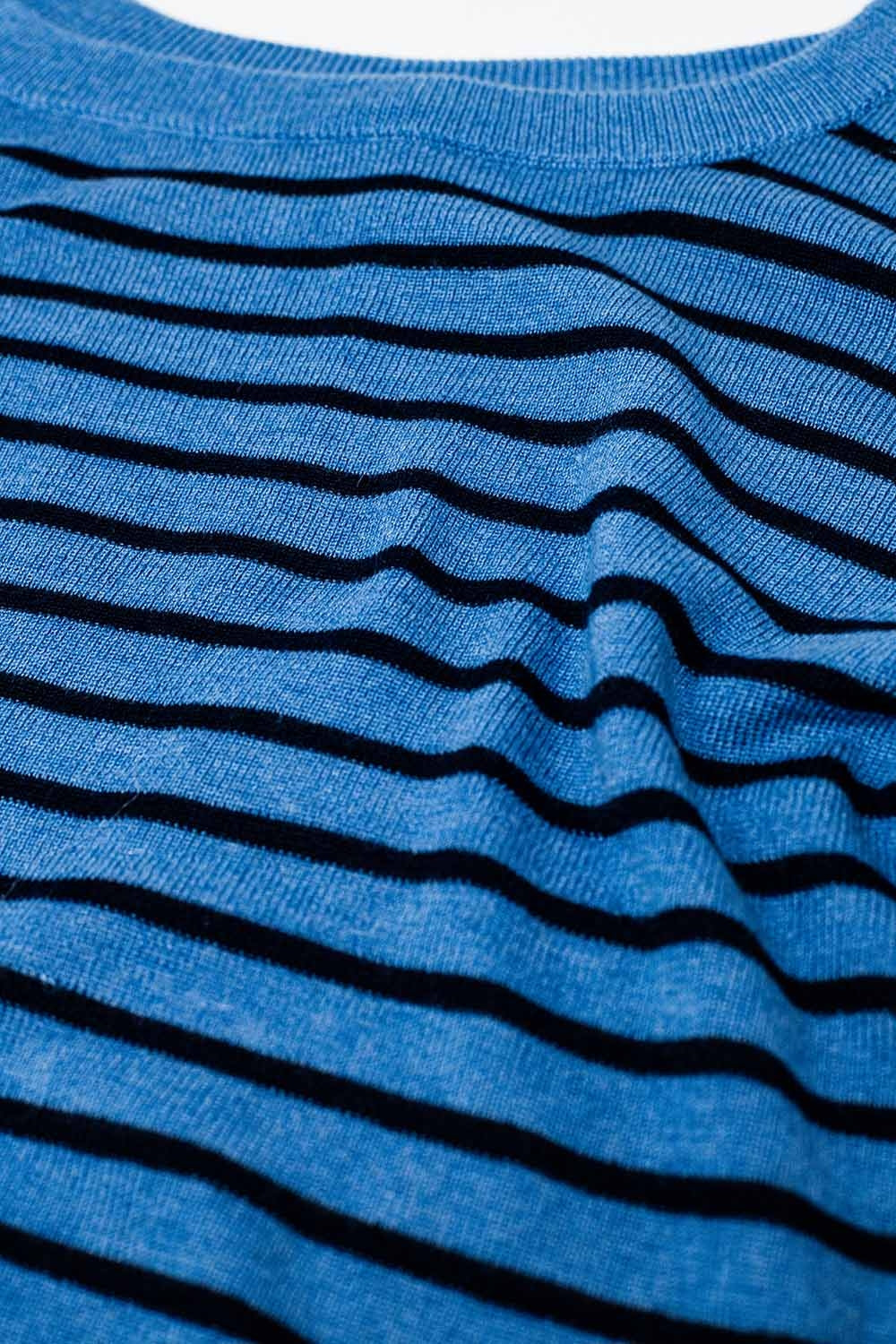 Maglione a maglia fine a righe blu con scollo a barca
