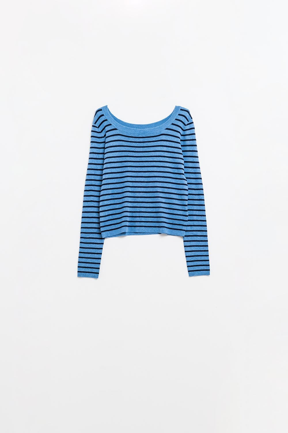 Maglione a maglia fine a righe blu con scollo a barca