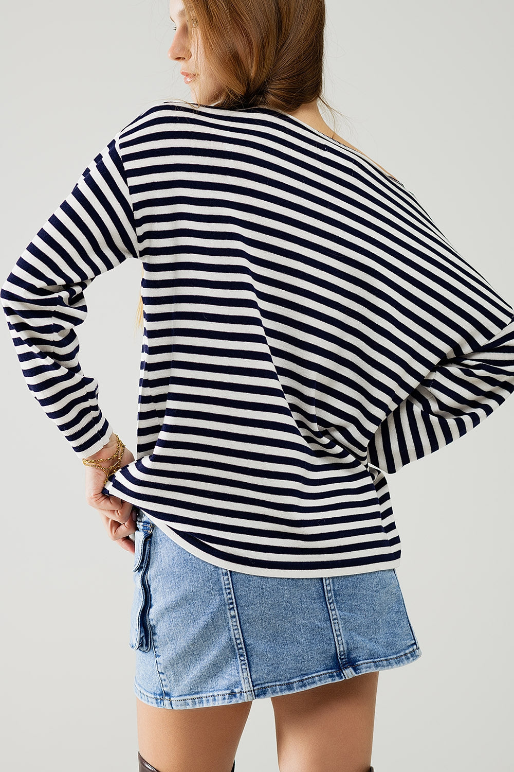 maglione a maglia fine a righe blu navy con scollo a barca