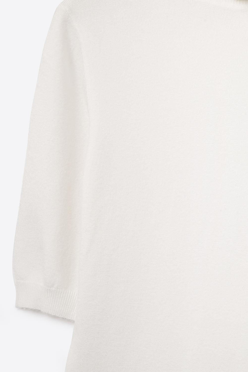 Maglione a maglia fine di colore bianco con collo alto e maniche al gomito