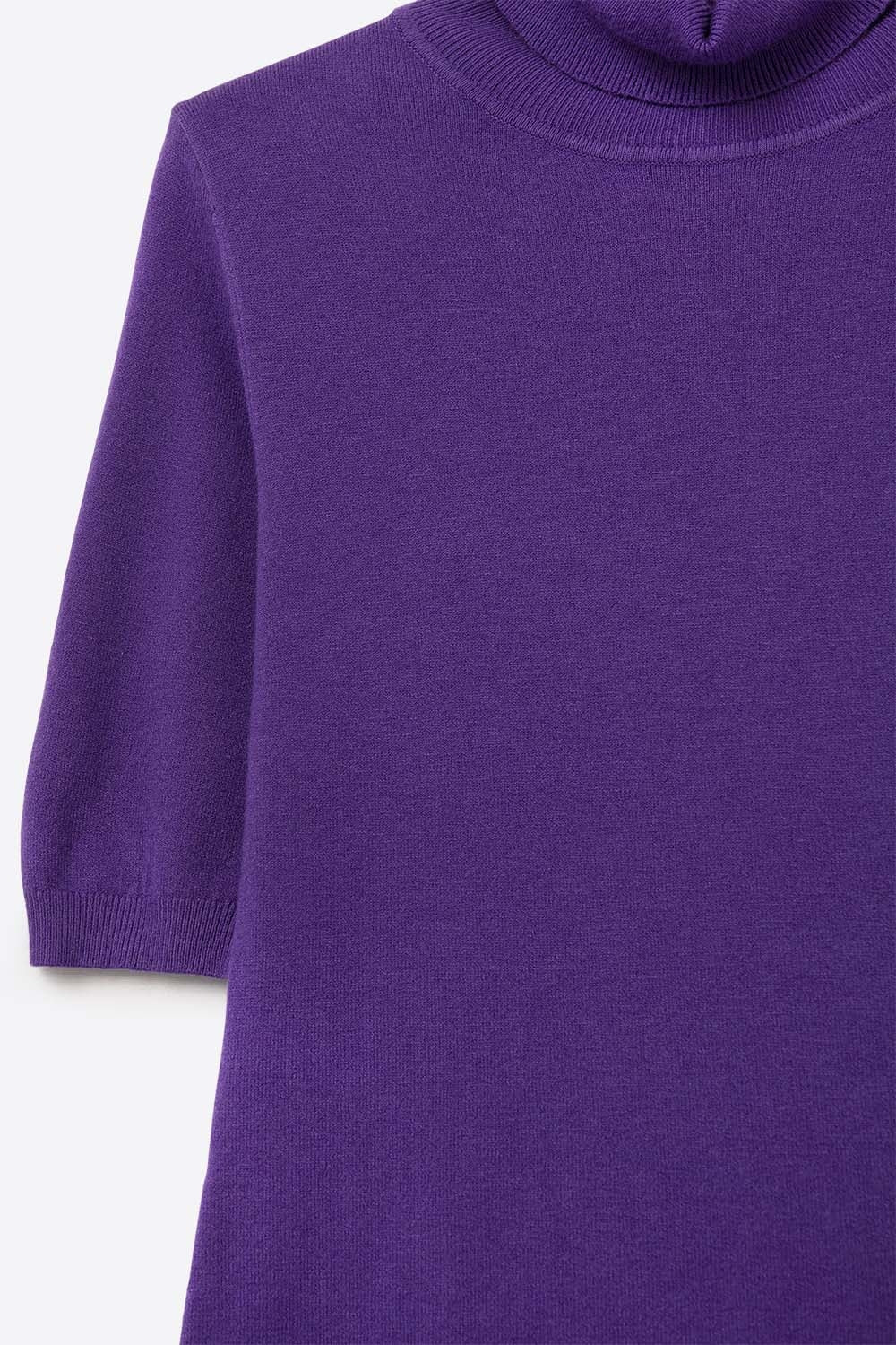 Maglione a maglia fine di colore viola con collo alto e maniche al gomito