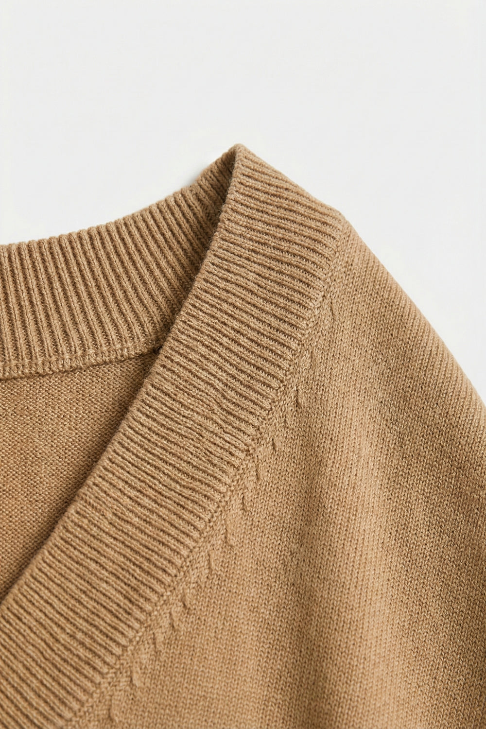 Maglione a maglia fine e leggera con ampio scollo a V in cammello