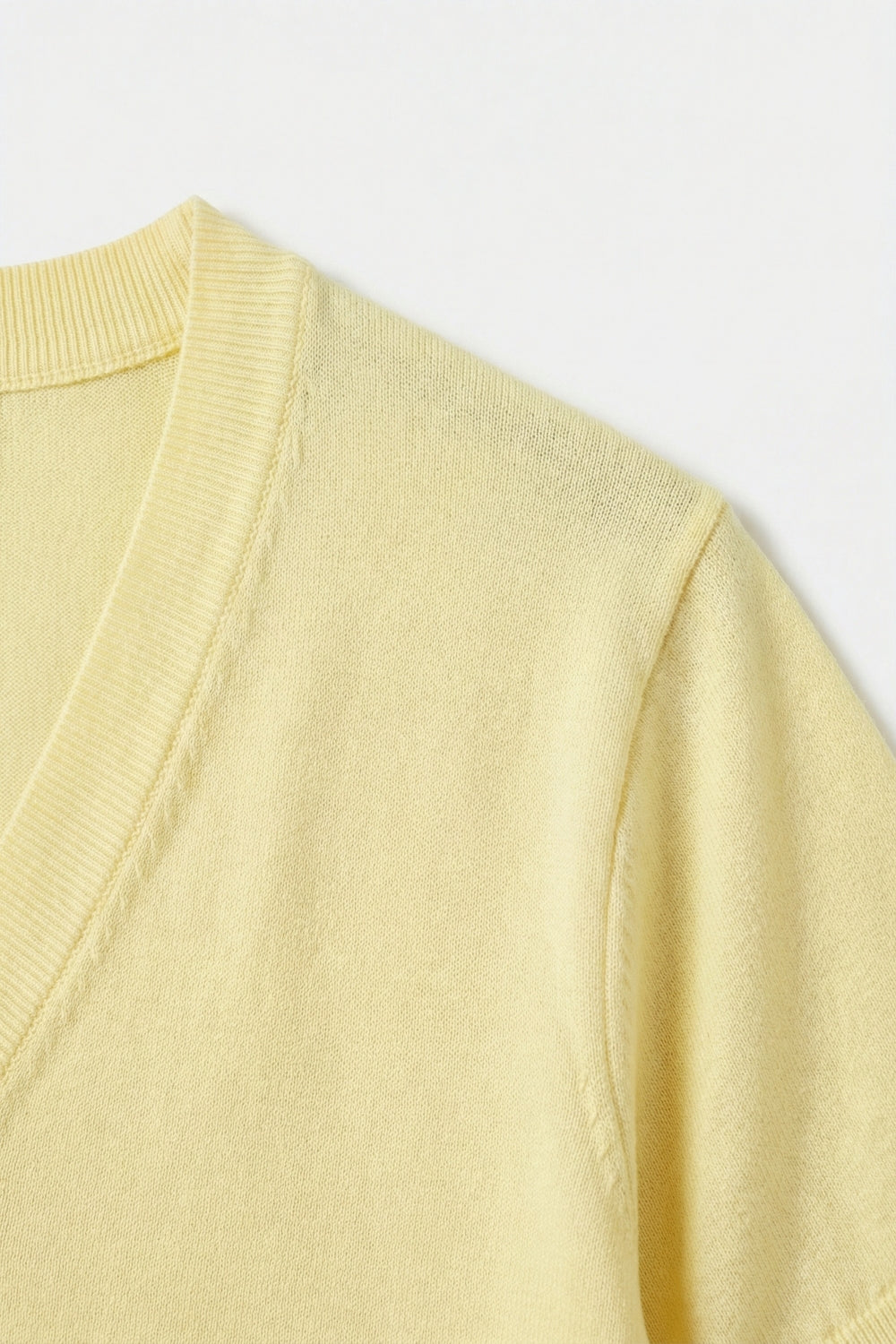 Maglione a maglia fine e leggera con ampio scollo a V in giallo