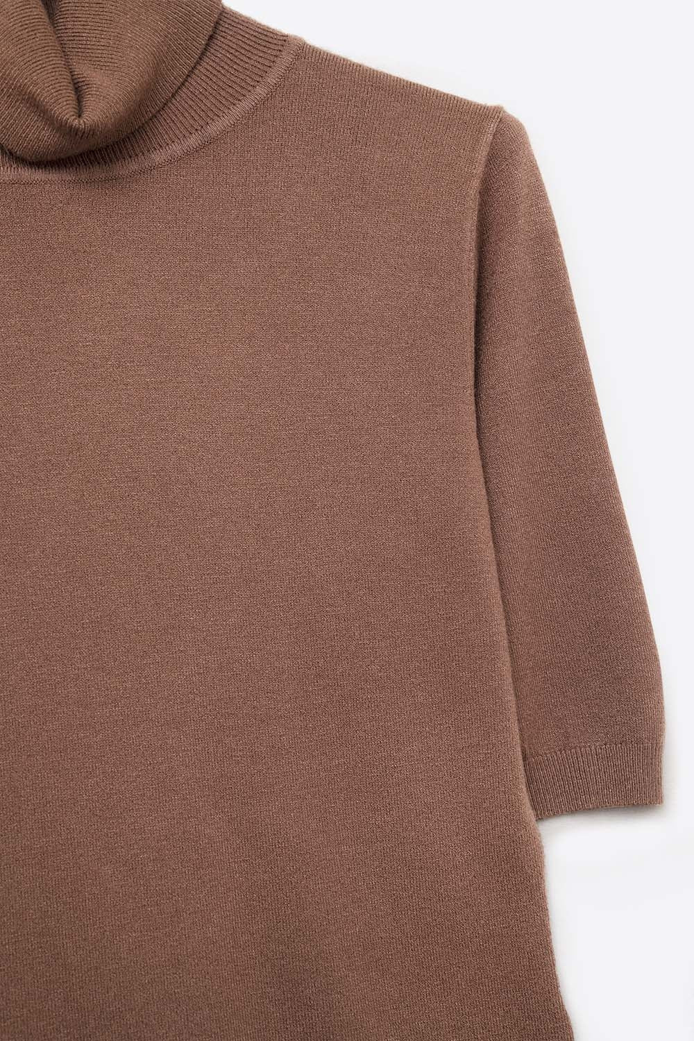 Maglione a maglia fine in marrone con collo alto e maniche al gomito