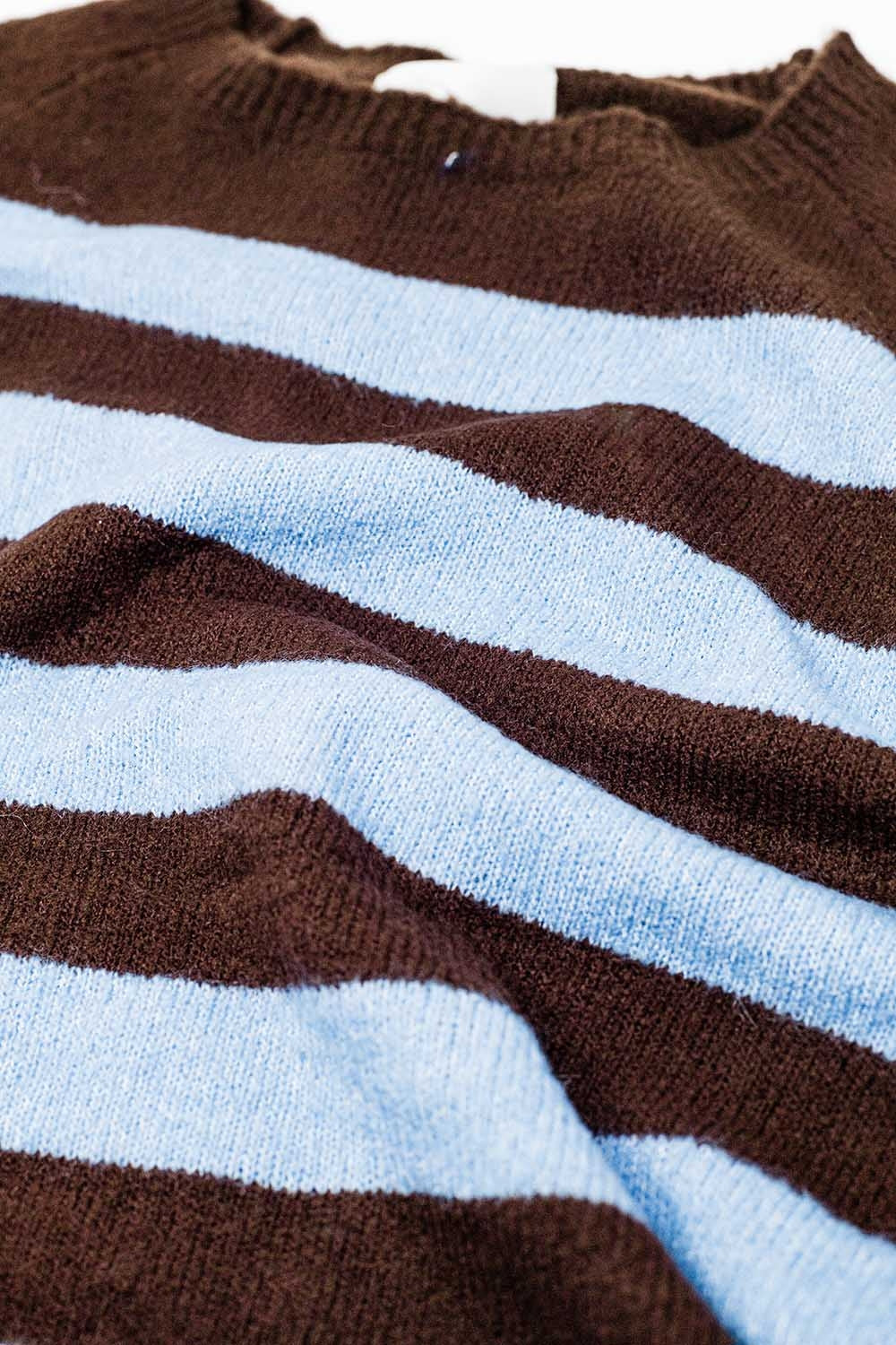 Maglione a maglia fine in marrone con righe blu