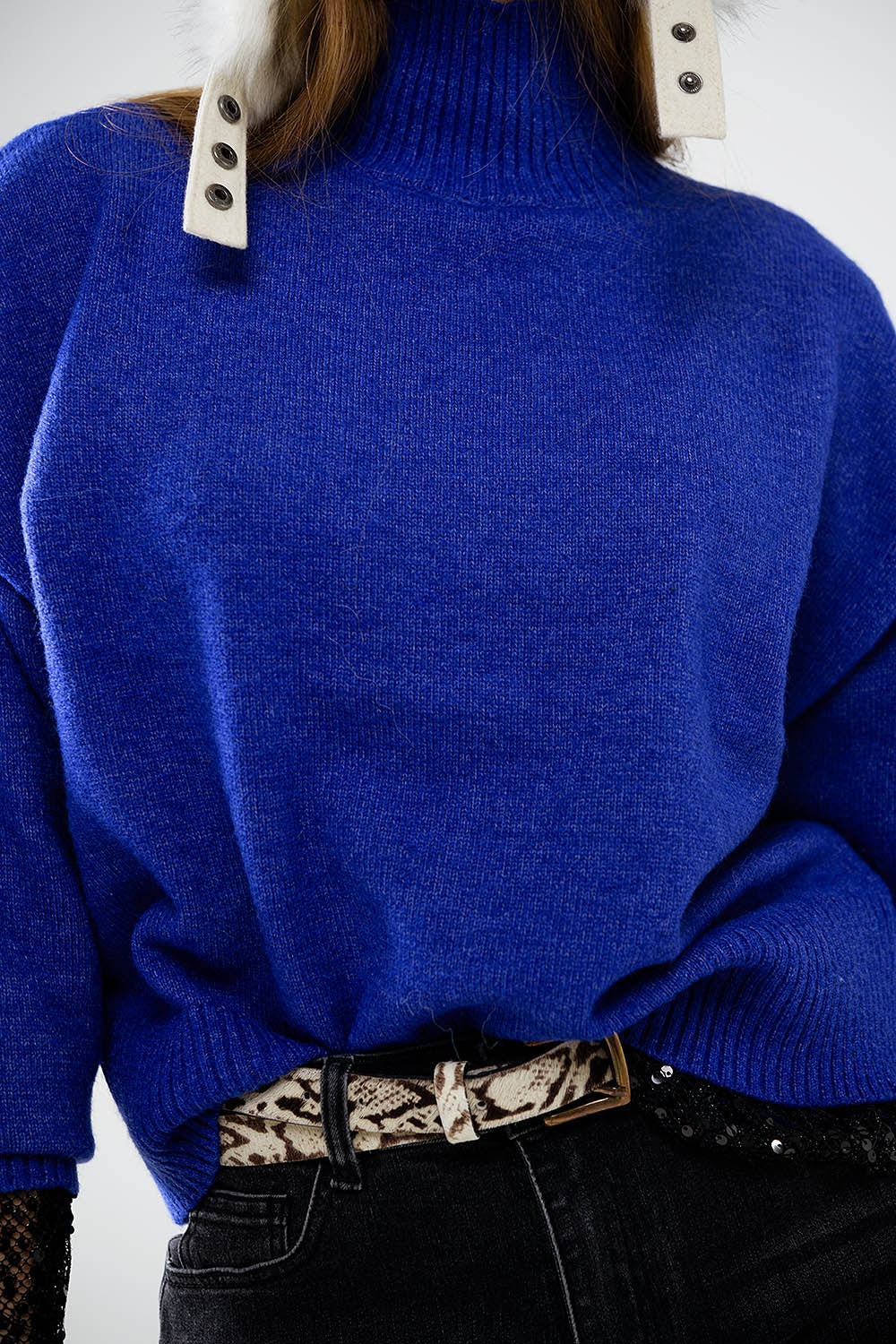 maglione a maglia grossa blu con dolcevita