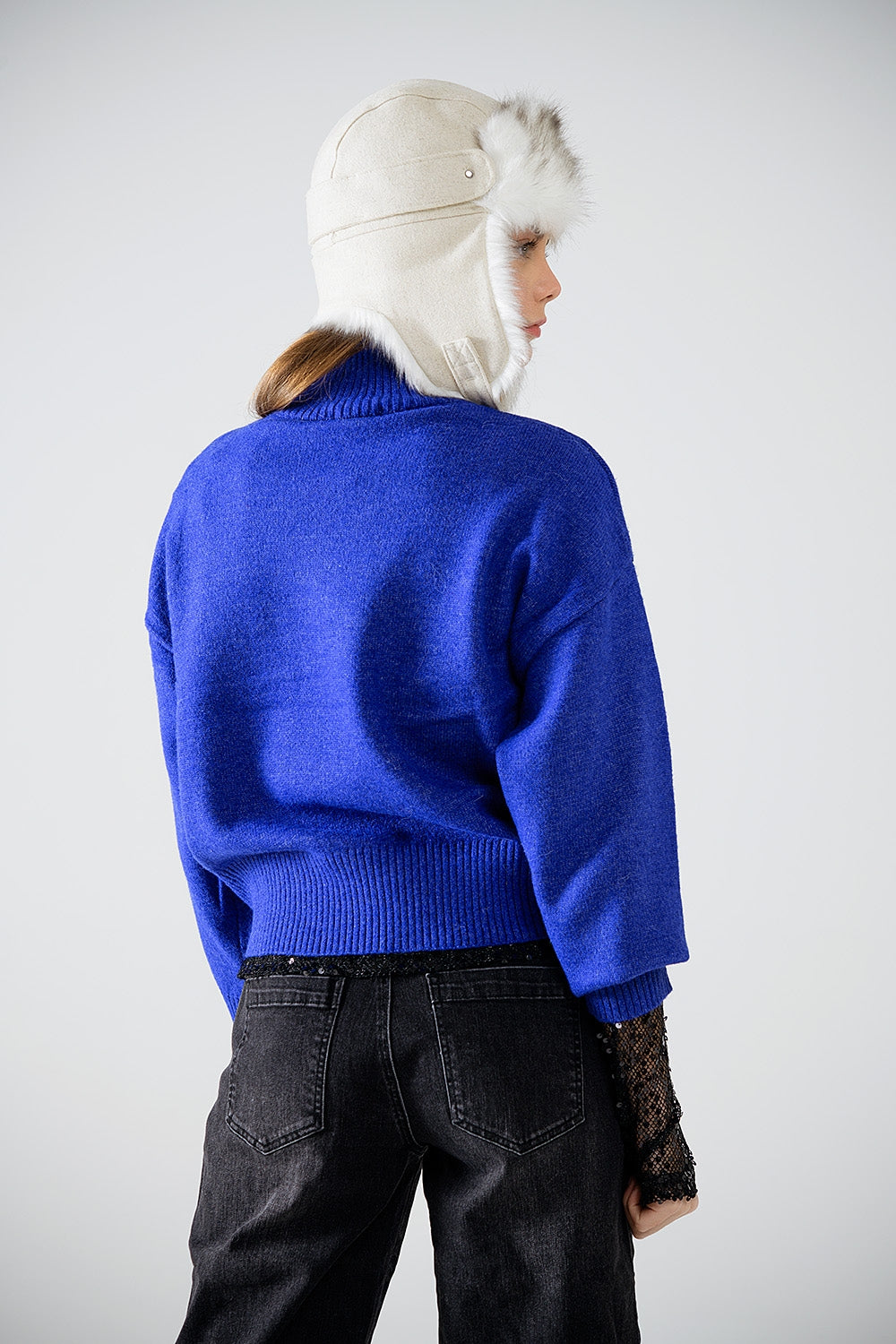 maglione a maglia grossa blu con dolcevita
