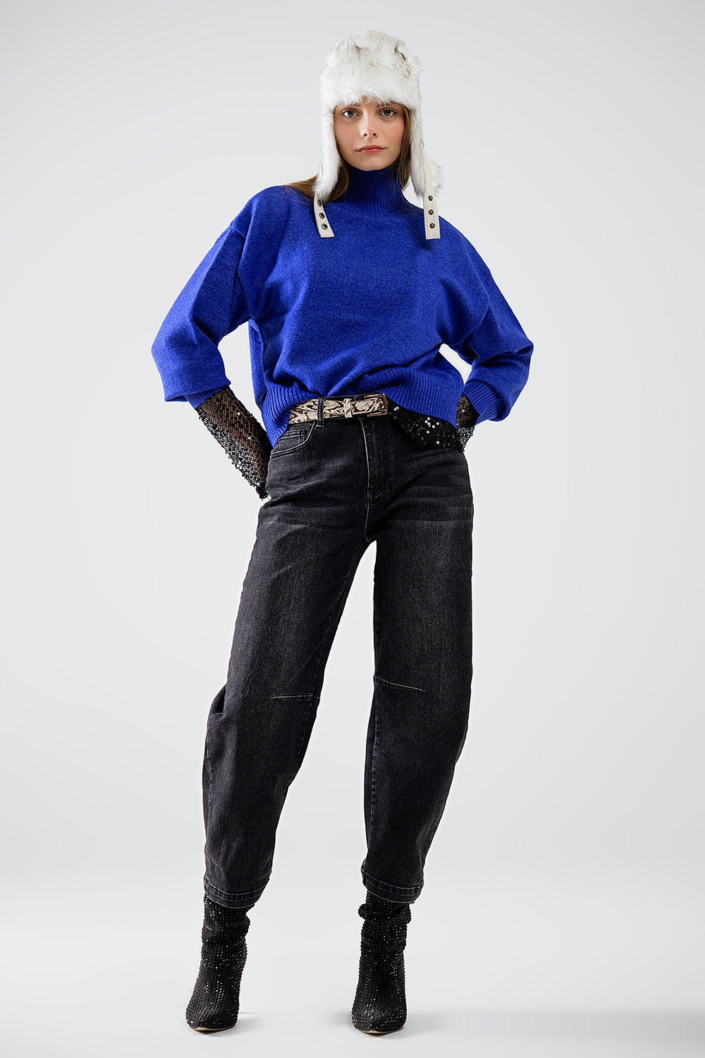 maglione a maglia grossa blu con dolcevita
