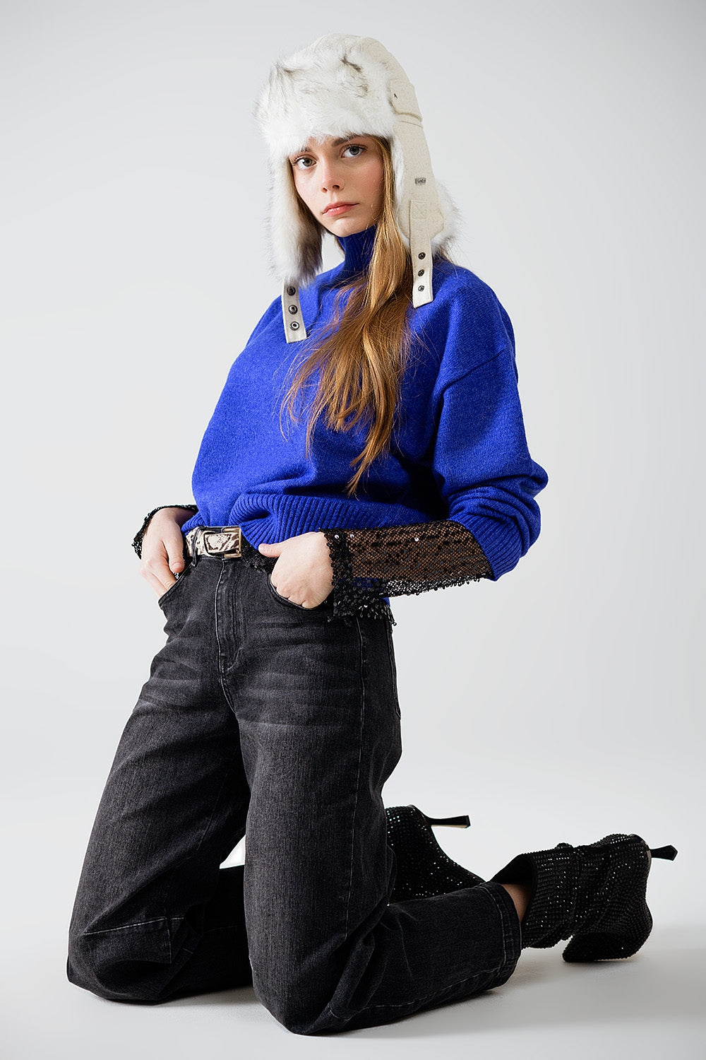maglione a maglia grossa blu con dolcevita