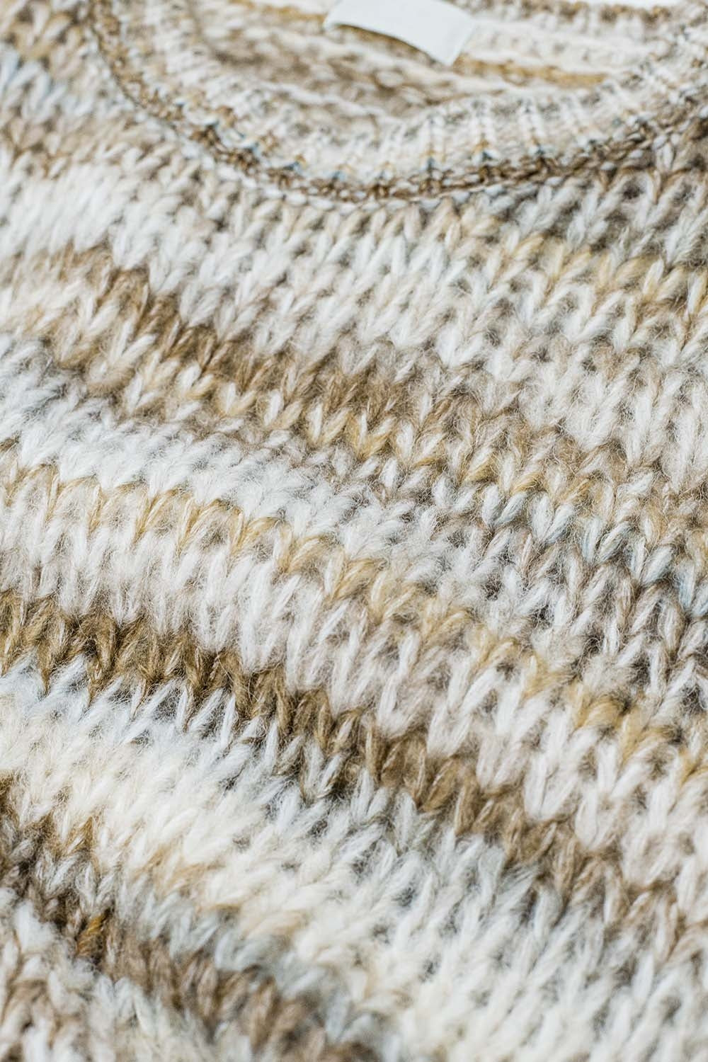Maglione a maglia grossa con disegno marmorizzato in beige