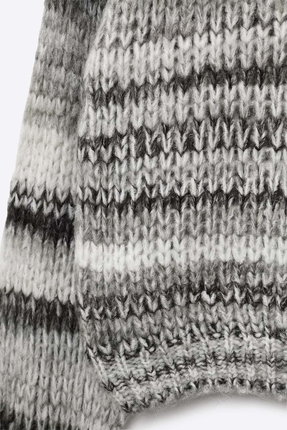Maglione a maglia grossa con disegno marmorizzato in grigio