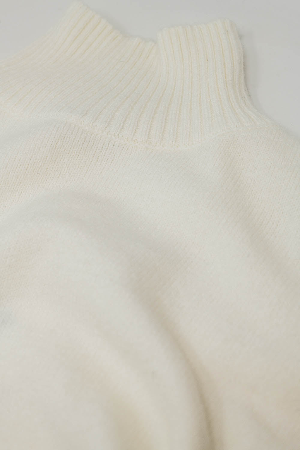 maglione a maglia grossa in ecru con dolcevita