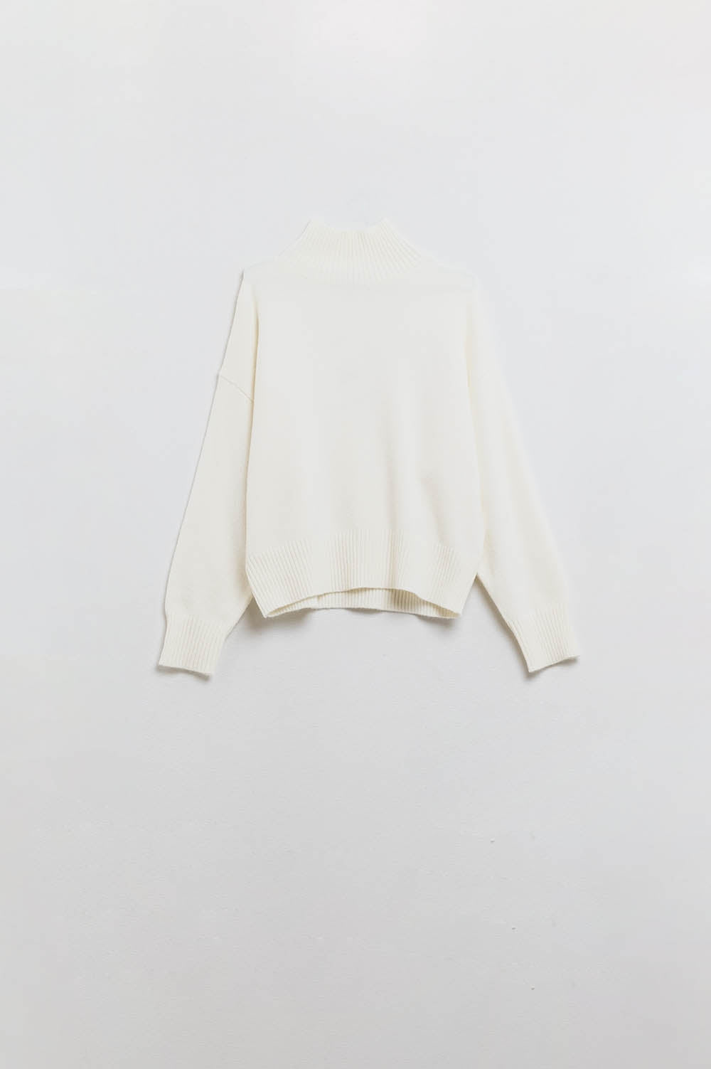 maglione a maglia grossa in ecru con dolcevita