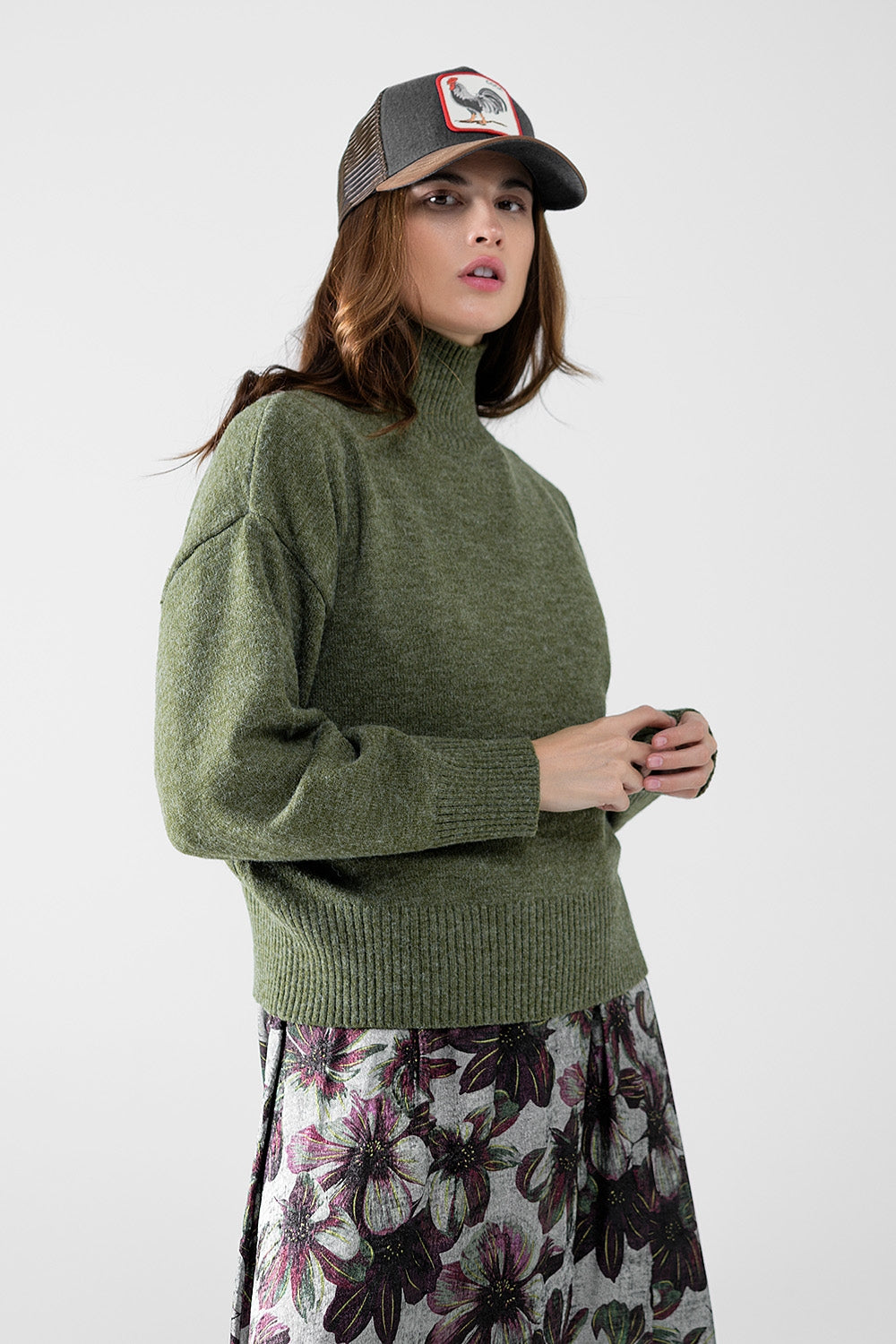 Q2 maglione a maglia grossa verde con dolcevita