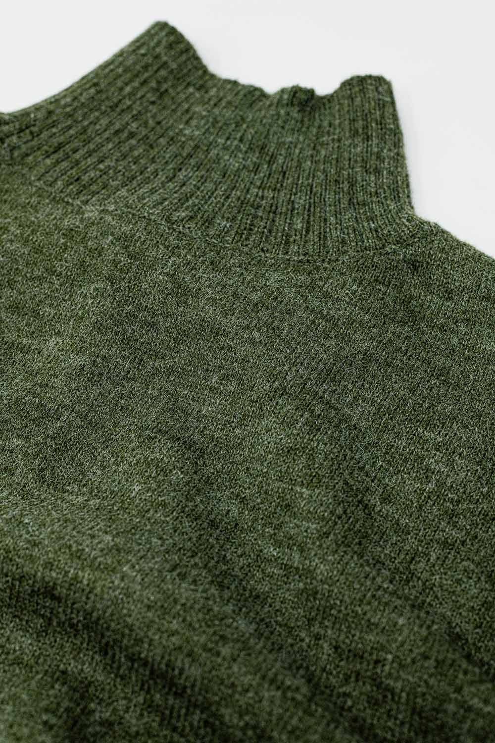 maglione a maglia grossa verde con dolcevita