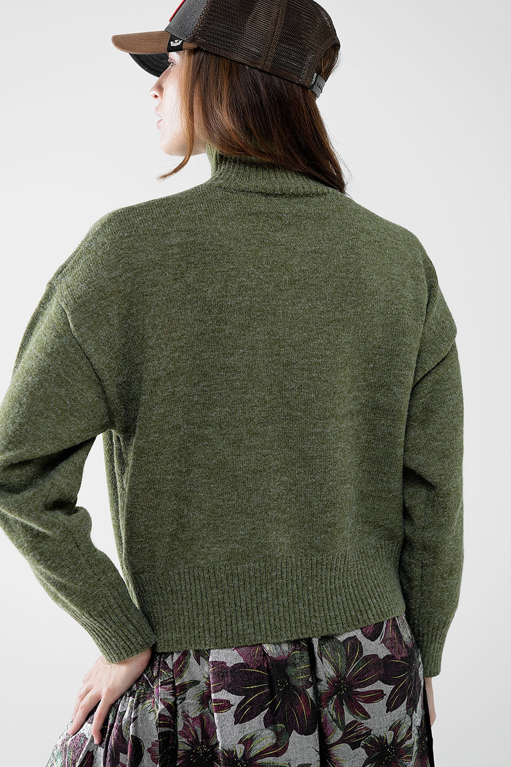 maglione a maglia grossa verde con dolcevita