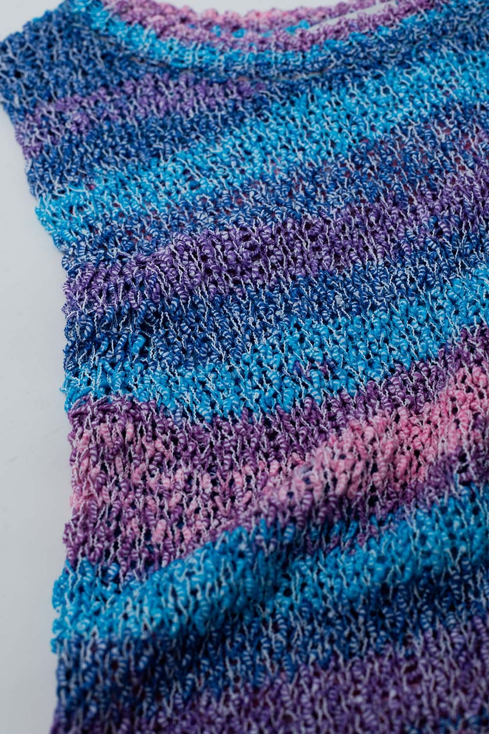 Maglione a maglia multicolore scuro senza maniche con strisce e scollatura a girocollo