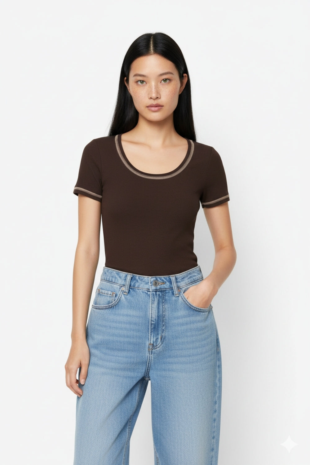 maglione a maglia sottile in marrone con cuciture argentate sul collo rotondo