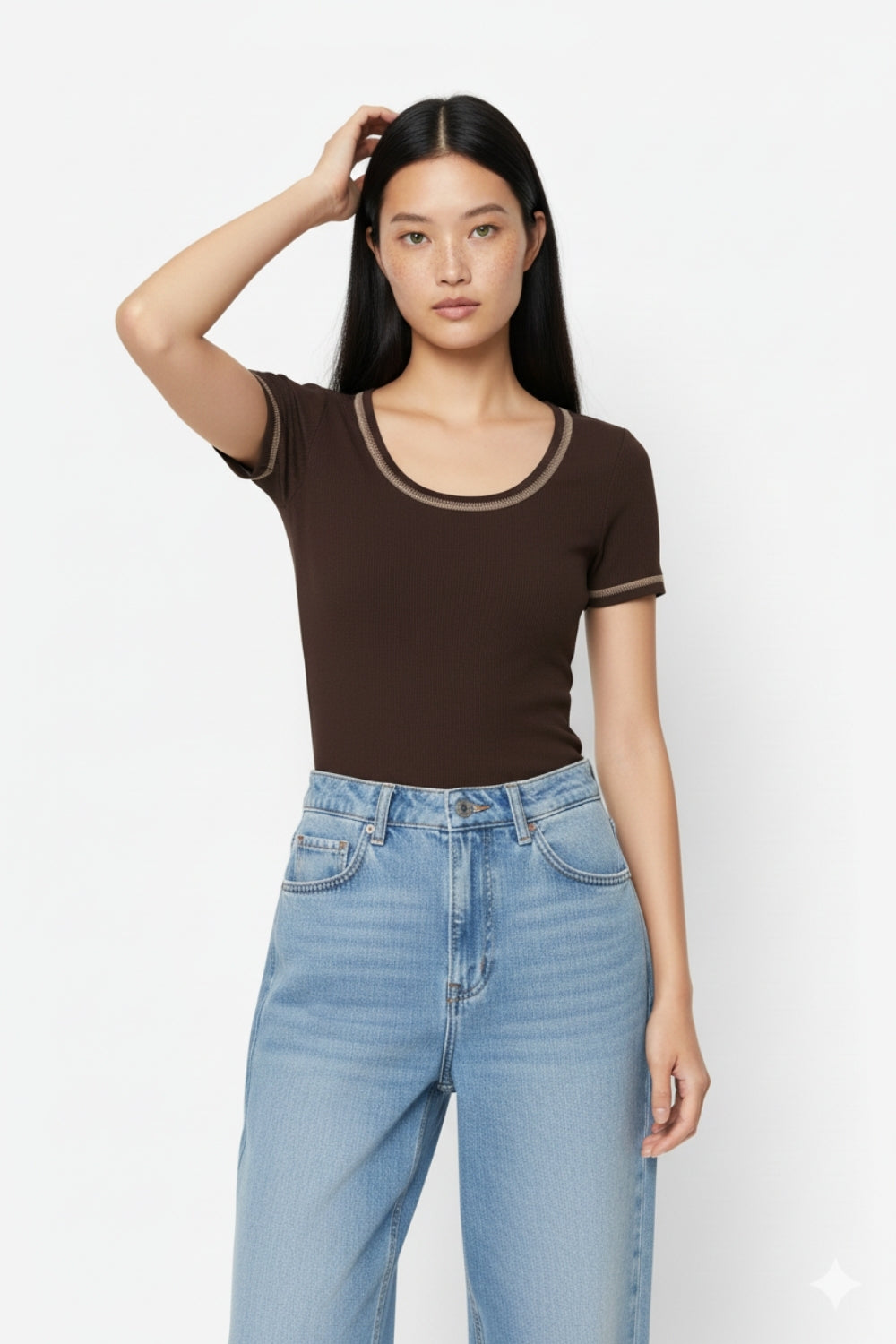 maglione a maglia sottile in marrone con cuciture argentate sul collo rotondo