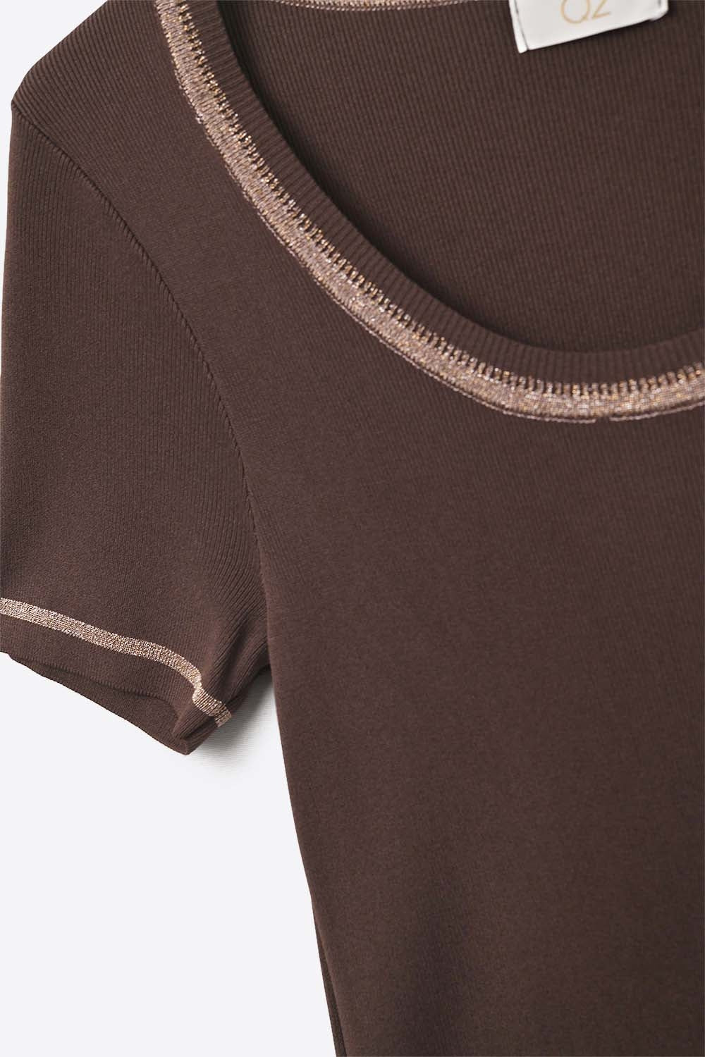 maglione a maglia sottile in marrone con cuciture argentate sul collo rotondo