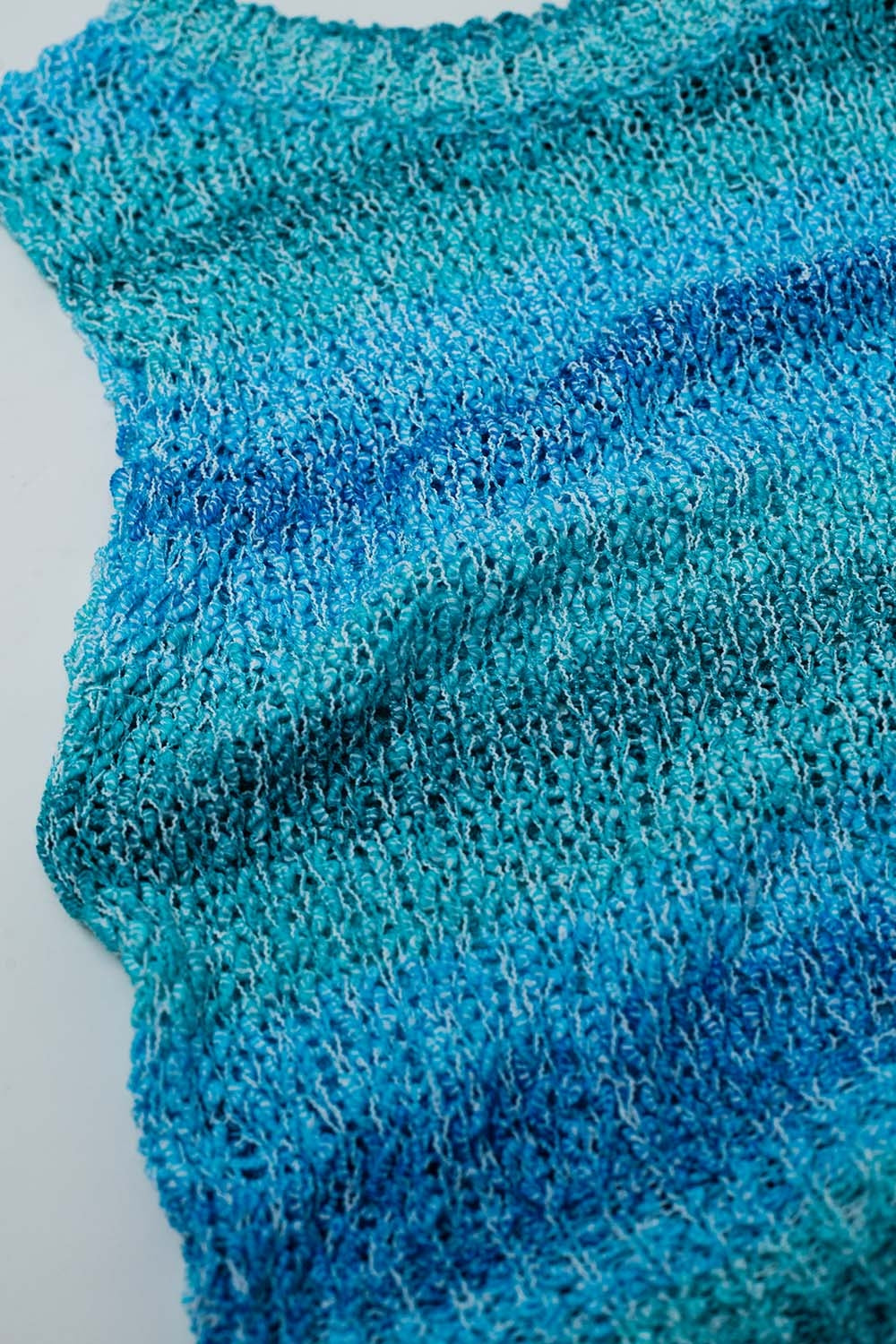 Maglione a maglia Tints of Blue senza maniche con strisce e scollatura a girocollo