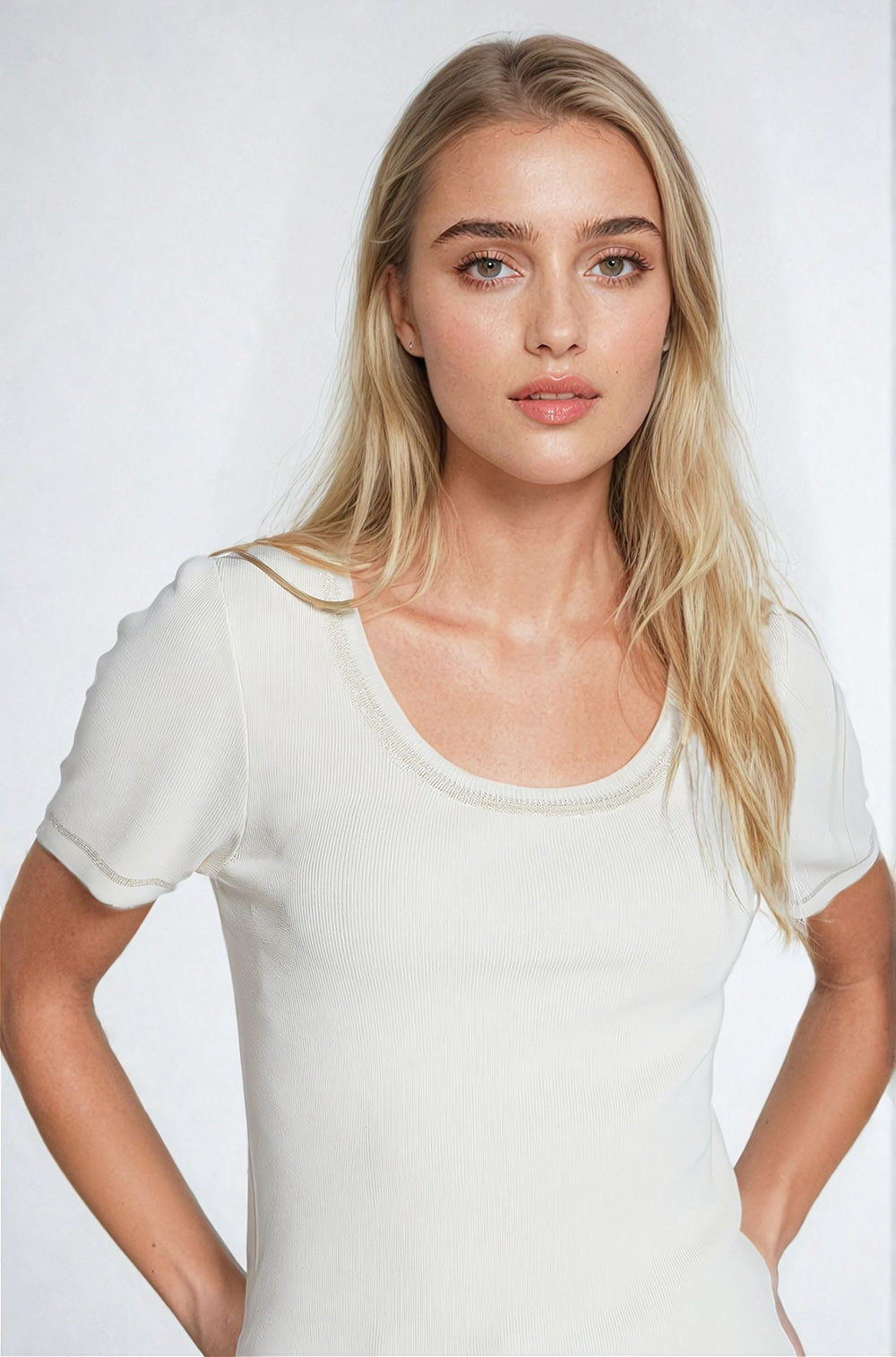 Maglione a manica corta in beige con cuciture argentate sullo scollo rotondo
