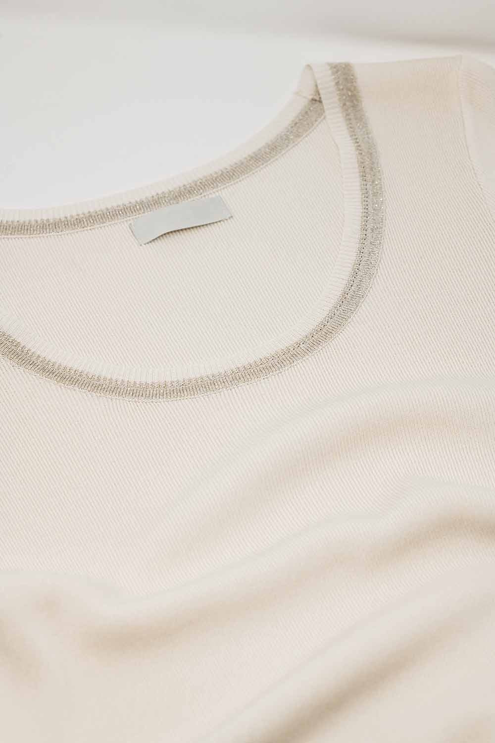 Maglione a manica corta in beige con cuciture argentate sullo scollo rotondo