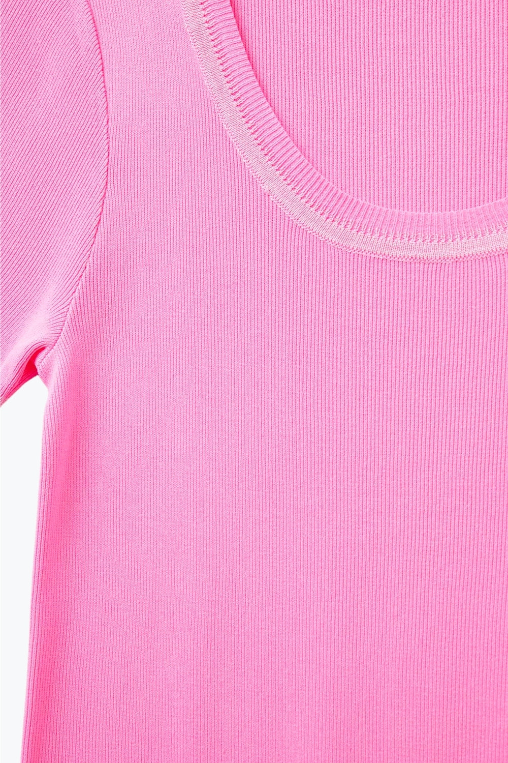 Maglione a manica corta in rosa con cuciture argentate sullo scollo rotondo