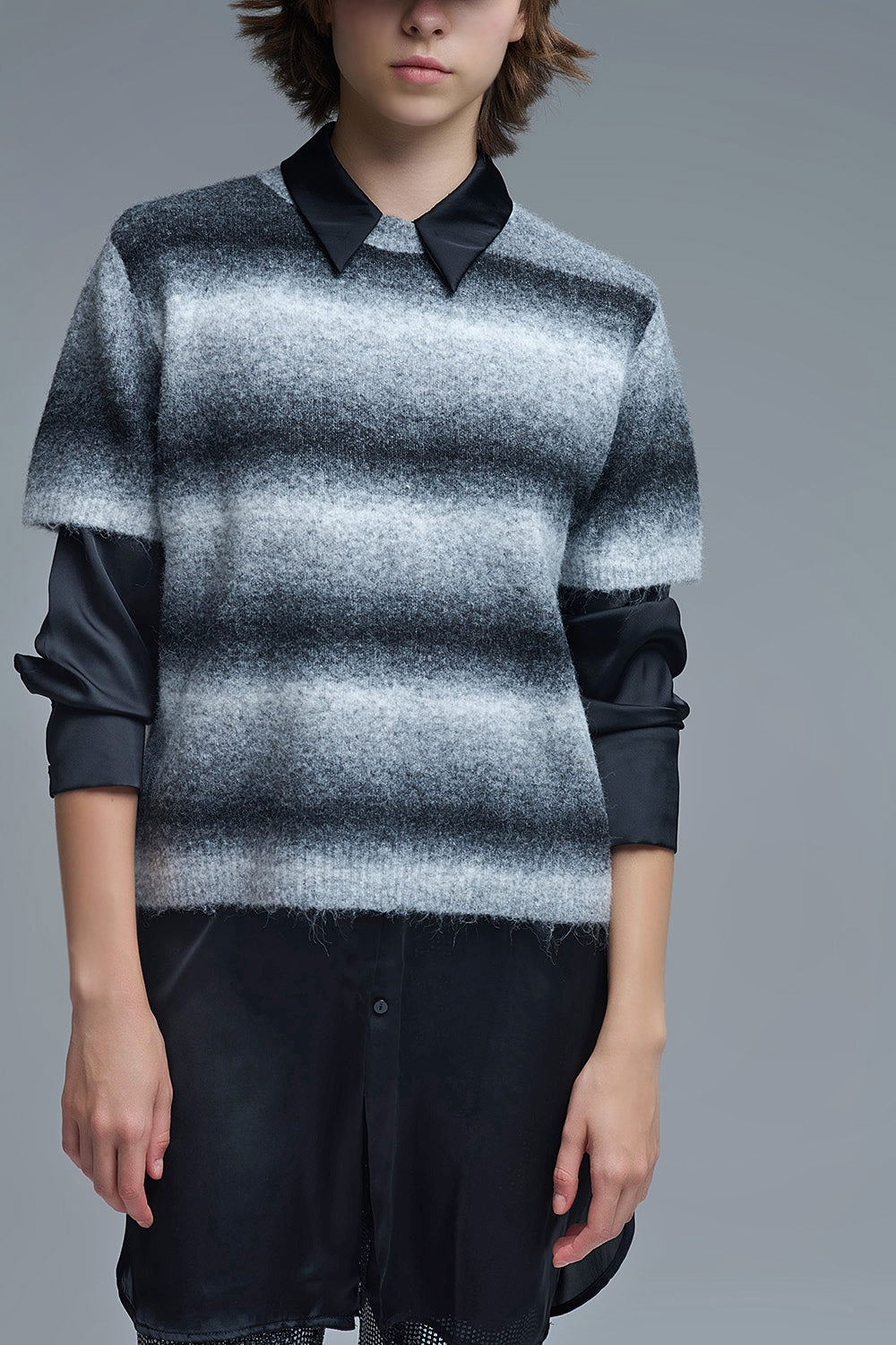 Maglione a maniche corte a righe ombré in grigio