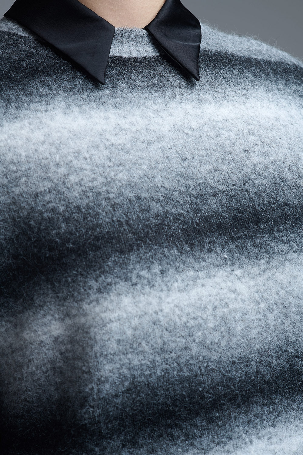 Maglione a maniche corte a righe ombré in grigio