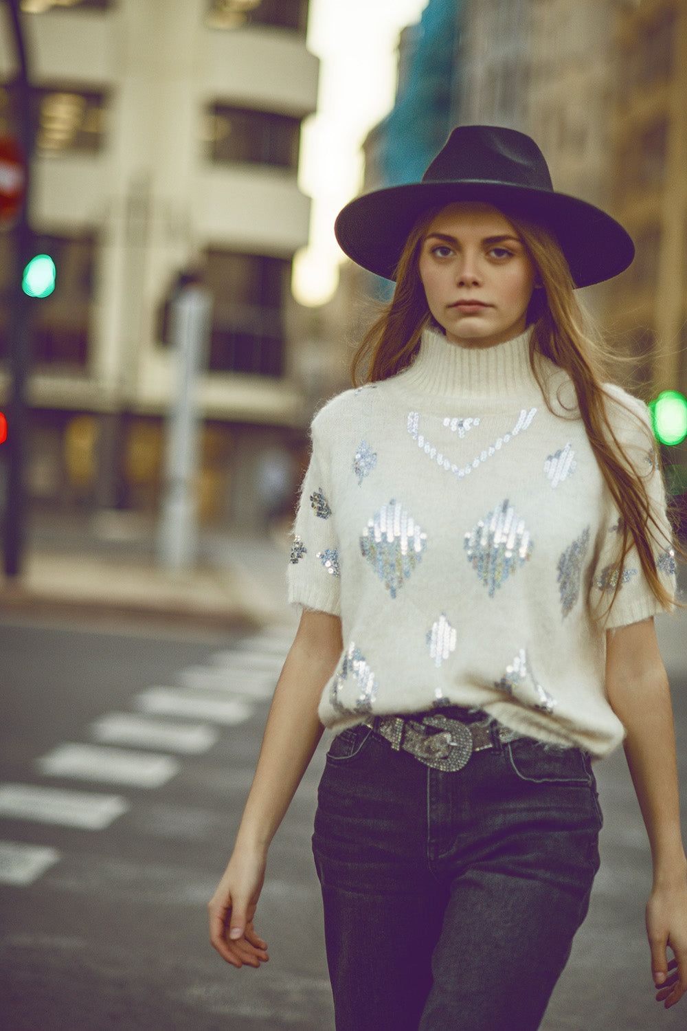 Q2 Maglione a maniche corte color crema con paillettes