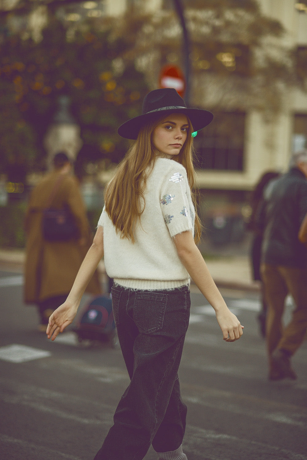 Maglione a maniche corte color crema con paillettes