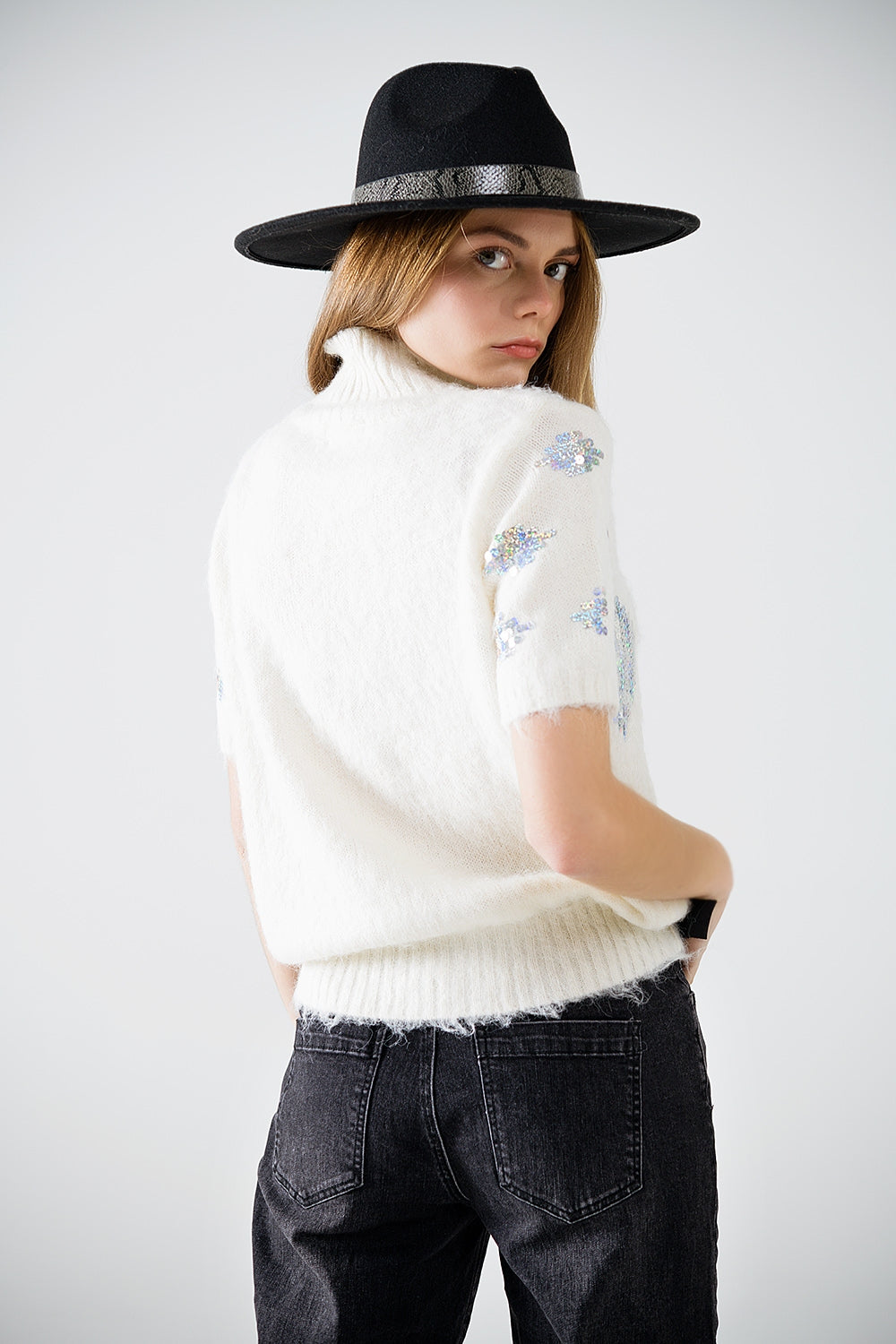 Maglione a maniche corte color crema con paillettes