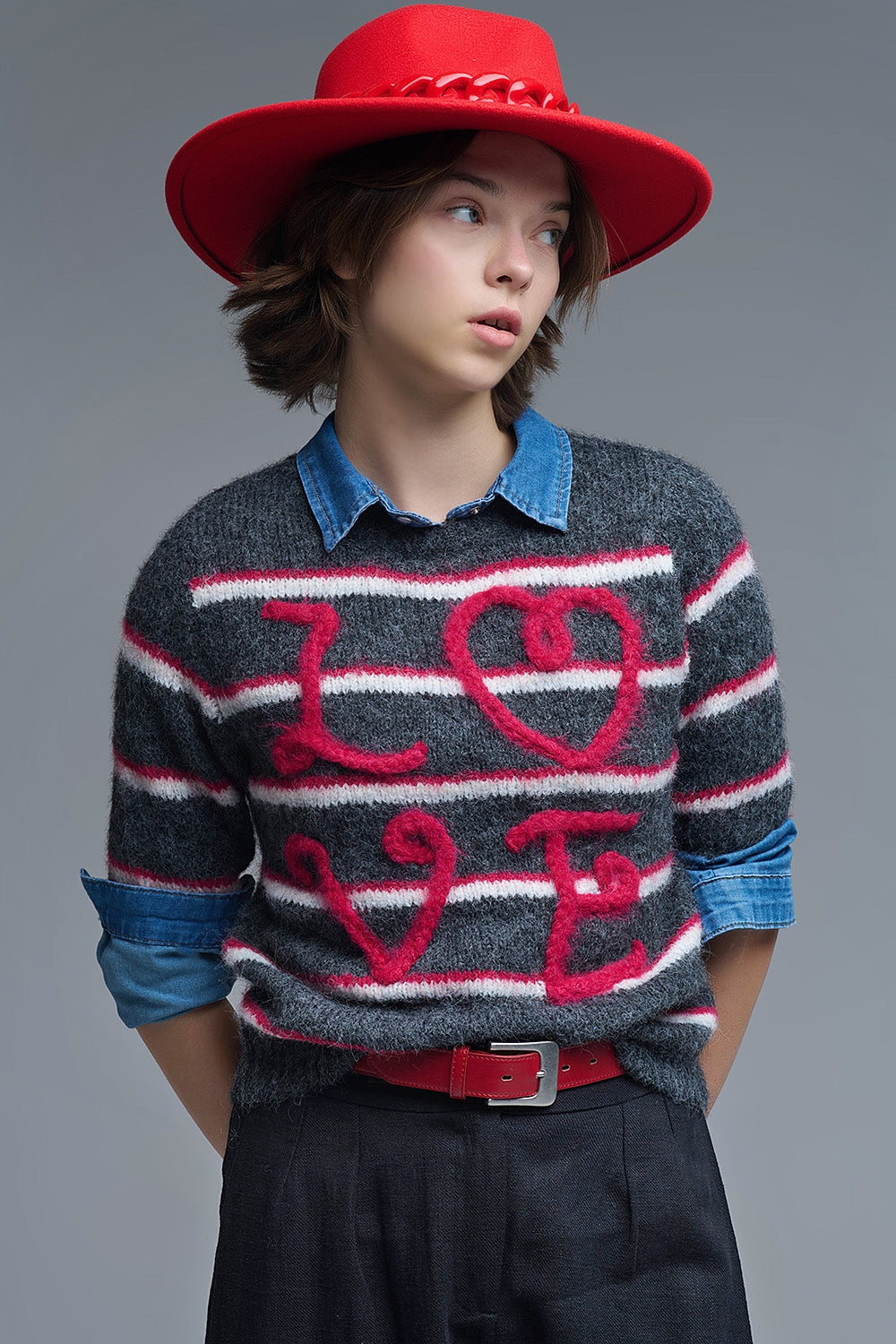 Maglione a maniche corte con ricamo Love in grigio scuro