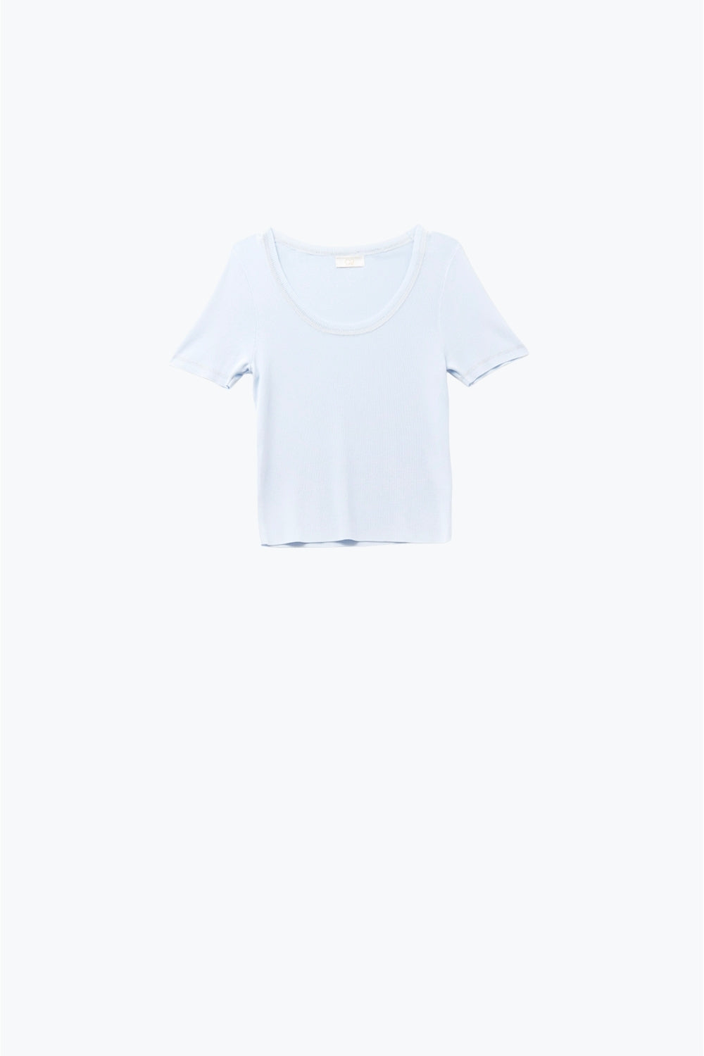 Q2 Maglione a maniche corte in blu baby con cuciture argentate sul collo rotondo