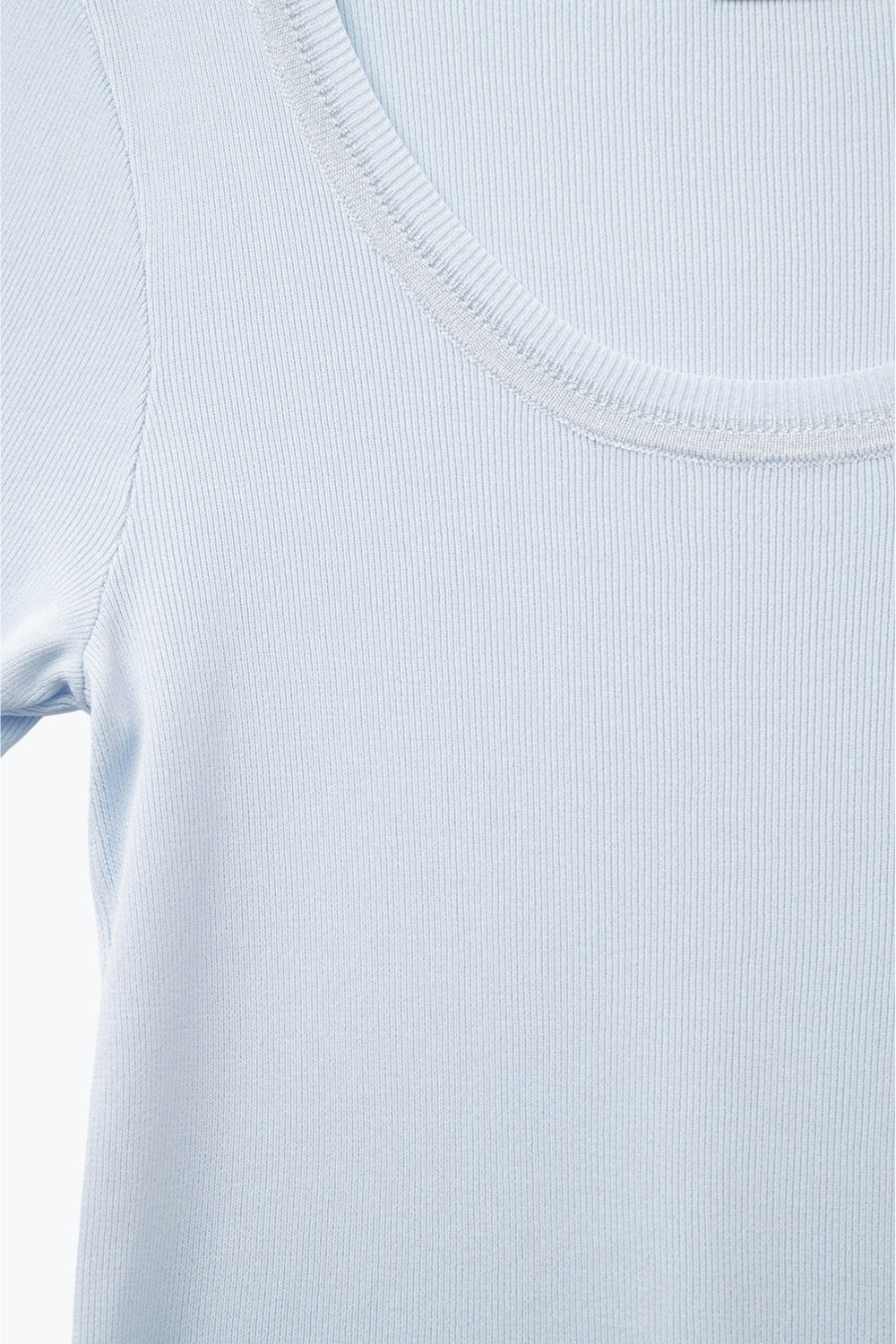 Maglione a maniche corte in blu baby con cuciture argentate sul collo rotondo