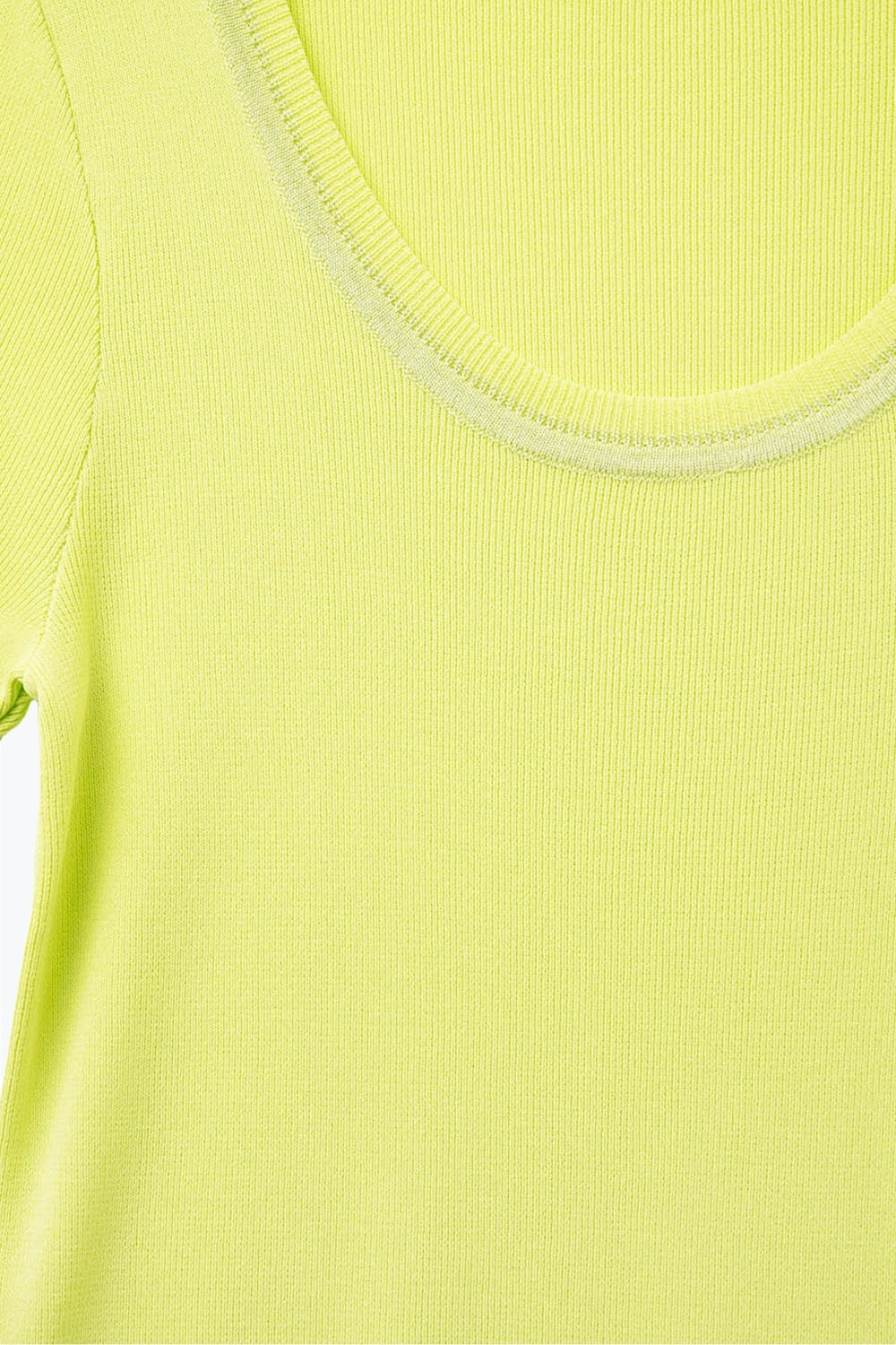 Maglione a maniche corte in giallo con cuciture argentate sul collo rotondo