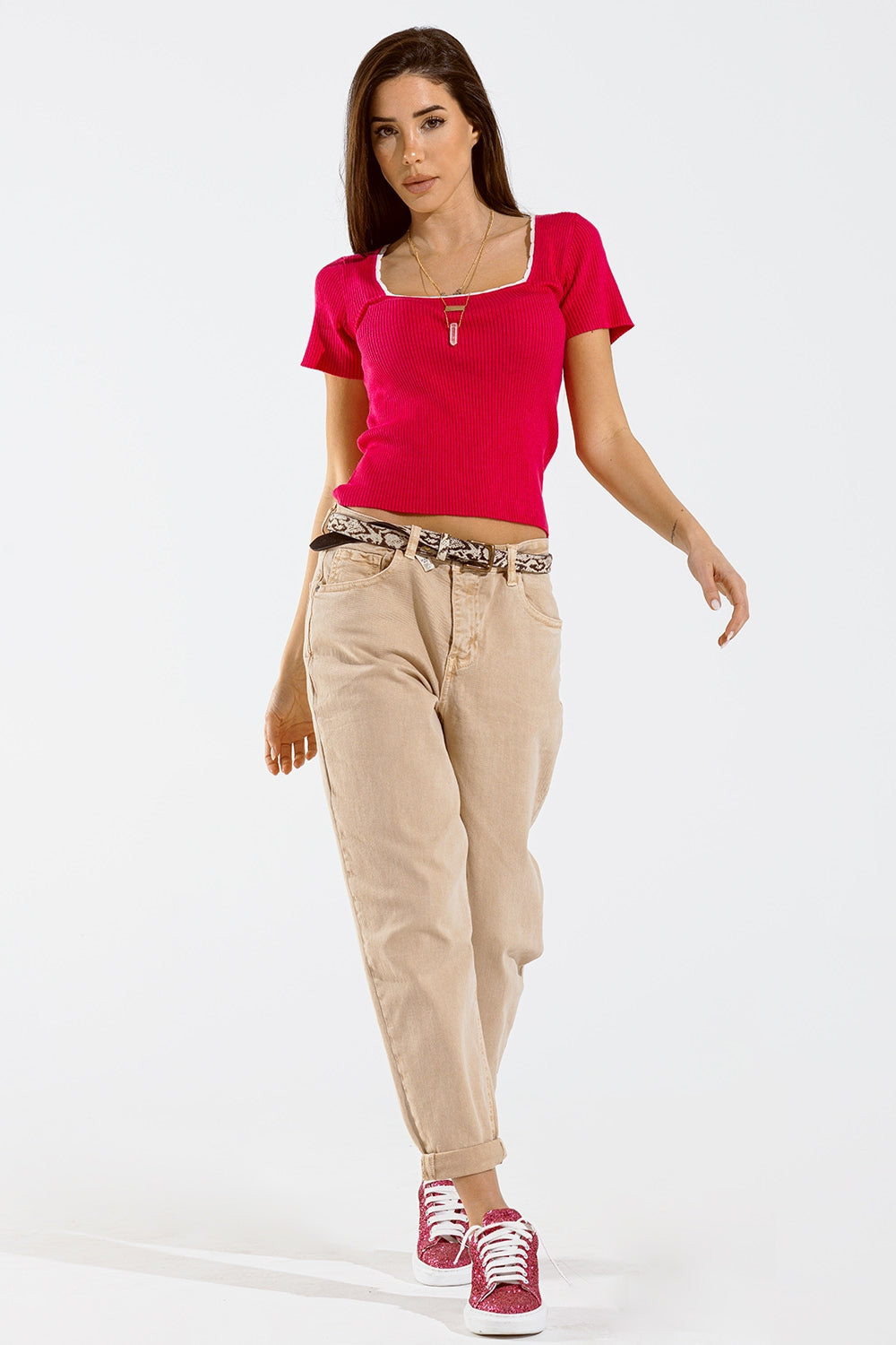 Maglione a maniche corte in maglia fucsia con scollo quadrato e rifiniture bianche
