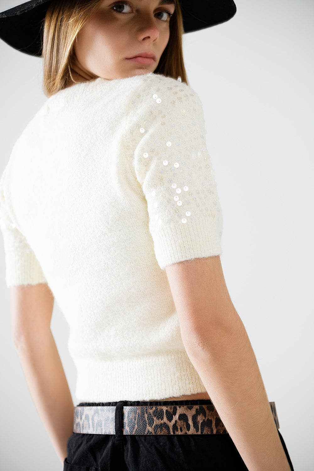 Maglione a maniche corte in paillettes color crema