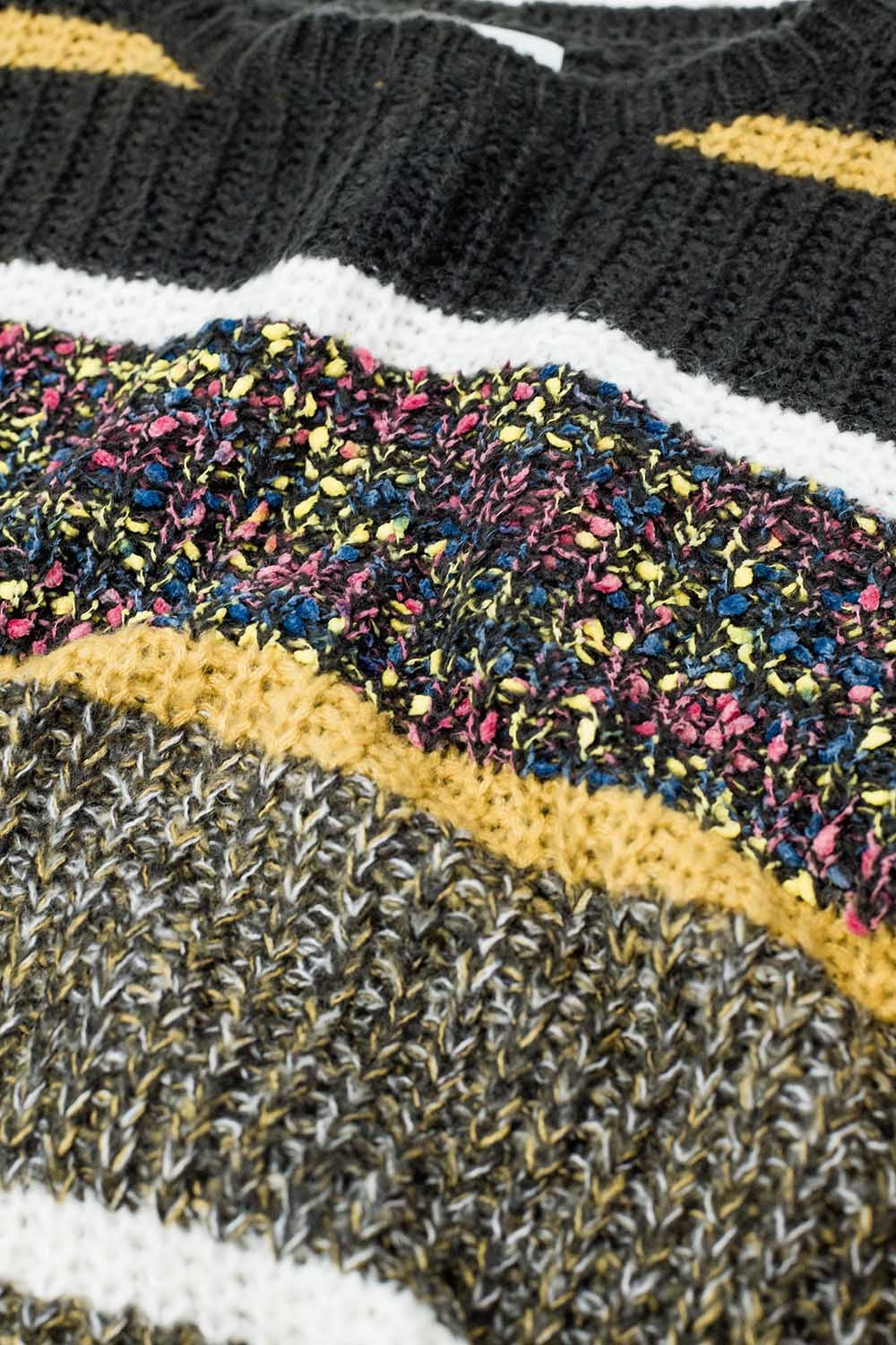 maglione a maniche lunghe in maglia a righe con più colori