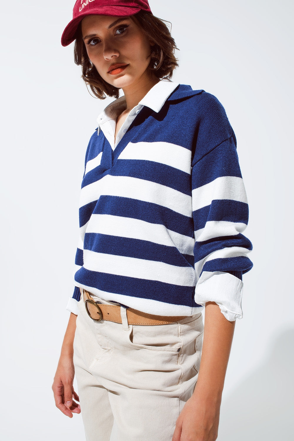 Maglione a righe bianche e blu con scollo a V e collo a polo