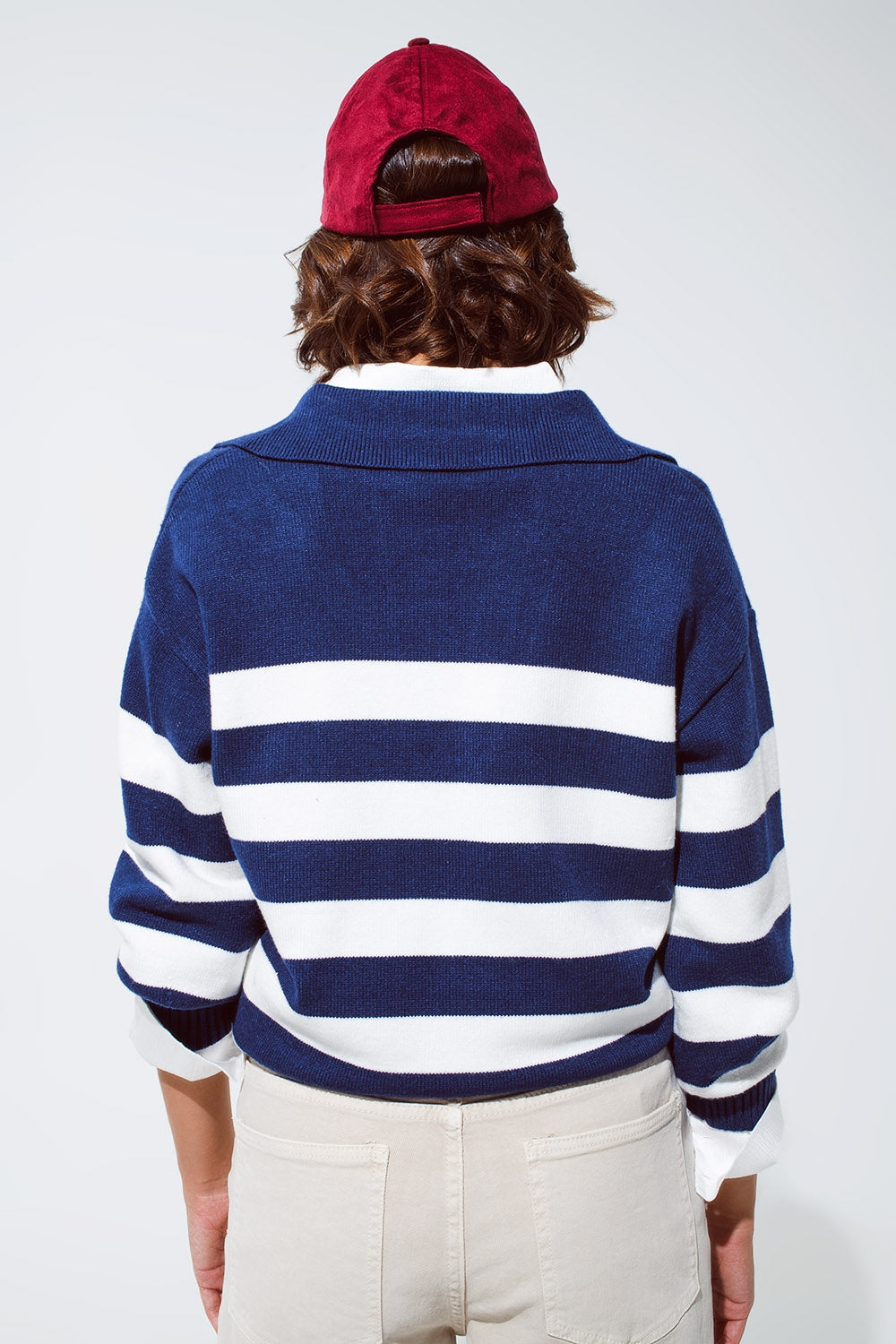 Maglione a righe bianche e blu con scollo a V e collo a polo