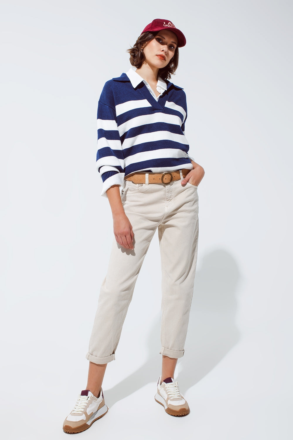 Maglione a righe bianche e blu con scollo a V e collo a polo