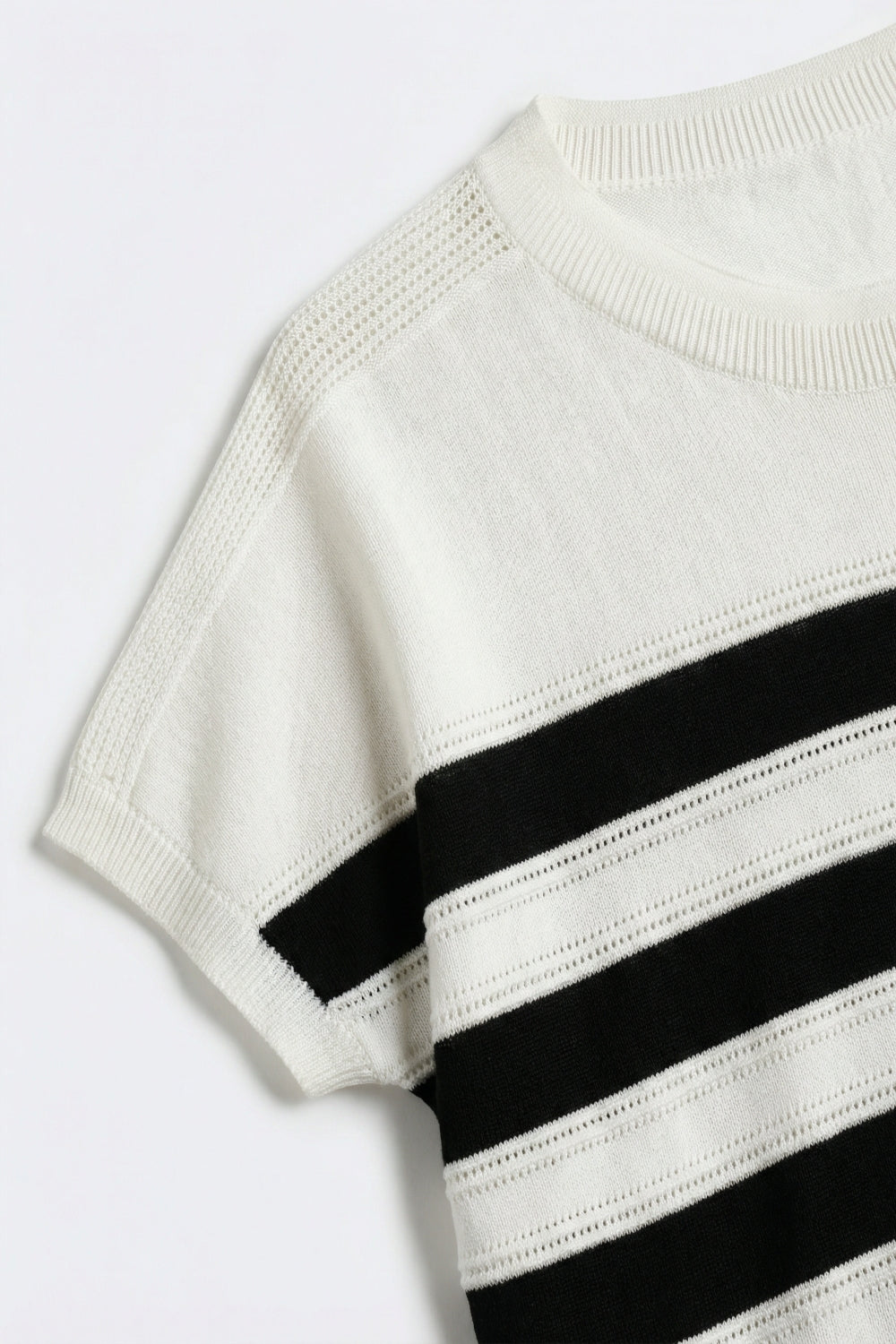 Maglione a righe bianche e nere con scollo a barca