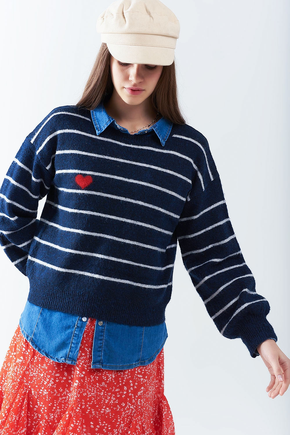 Maglione a righe blu con dettaglio a cuore rosso