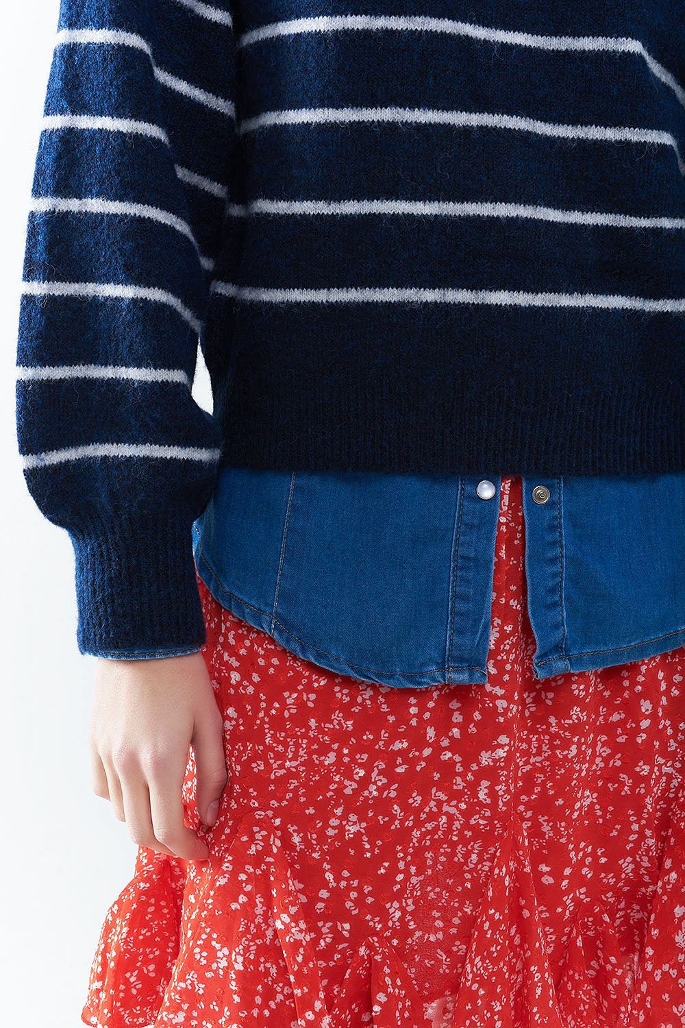 Maglione a righe blu con dettaglio a cuore rosso