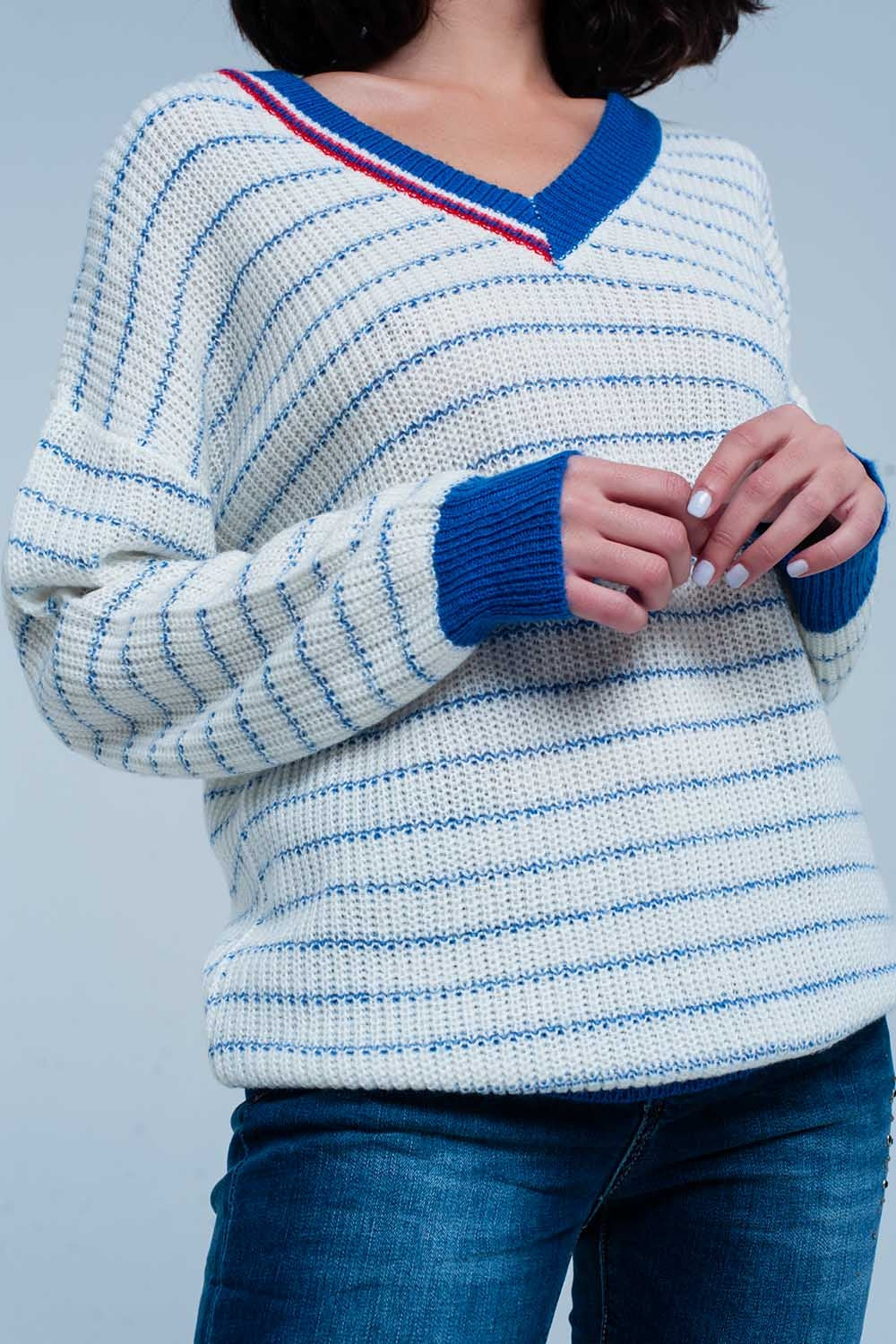 Maglione a righe blu con scollo a V