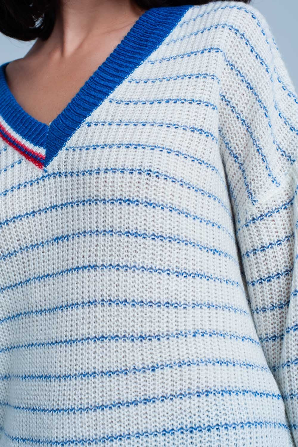 Maglione a righe blu con scollo a V