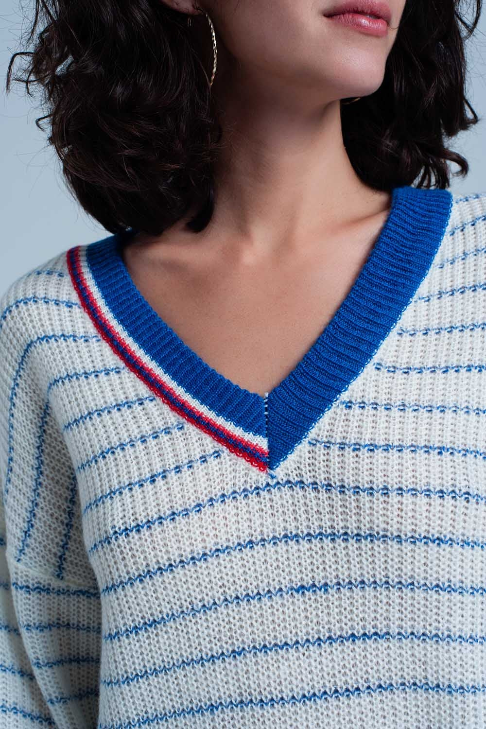 Maglione a righe blu con scollo a V